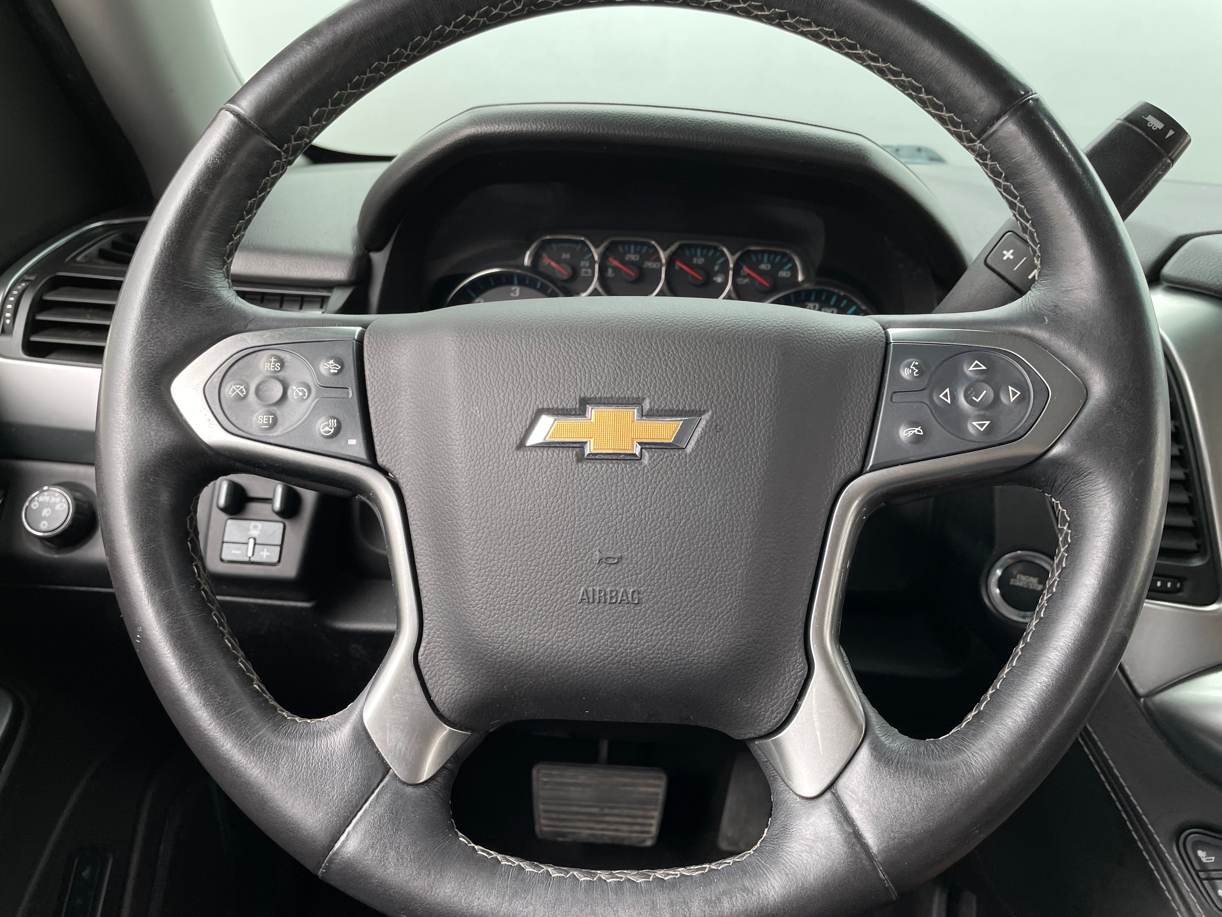 2015 Chevrolet Suburban LTZ 4
