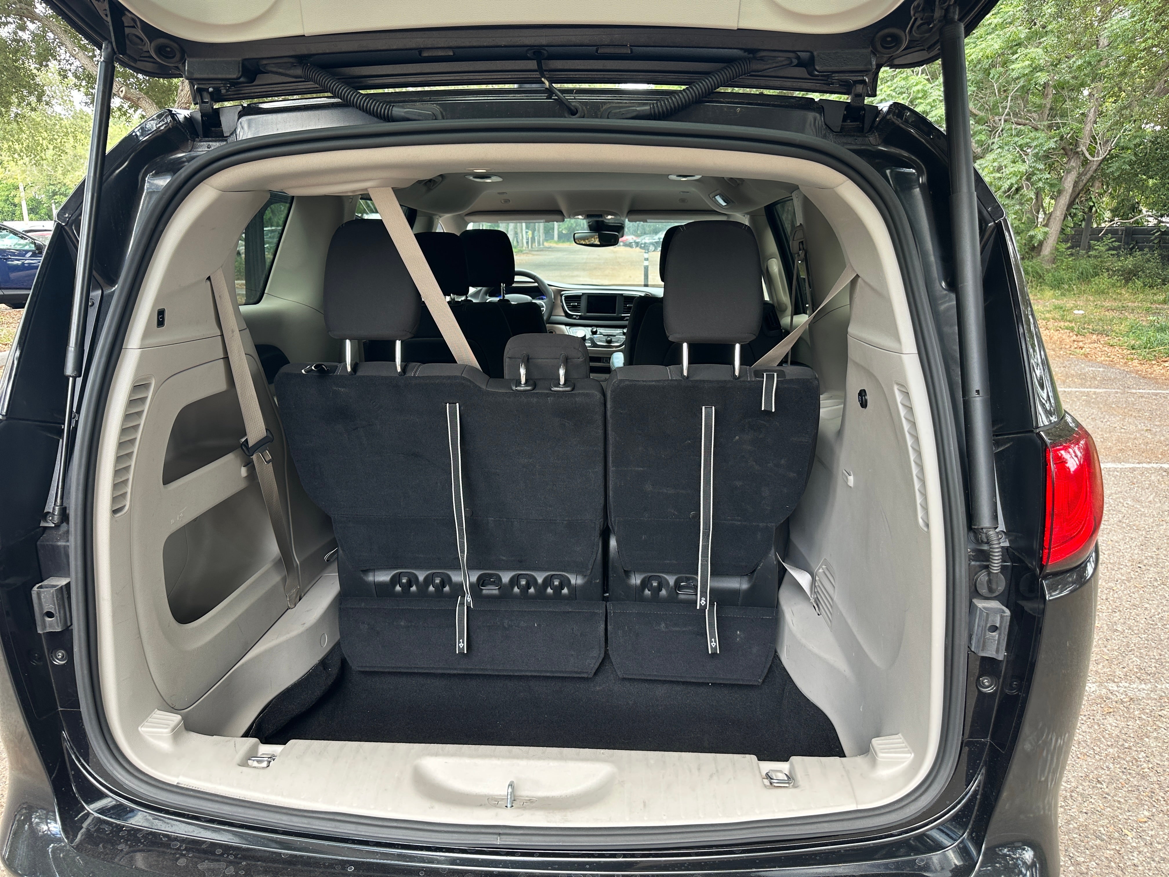 2024 Chrysler Voyager LX 4