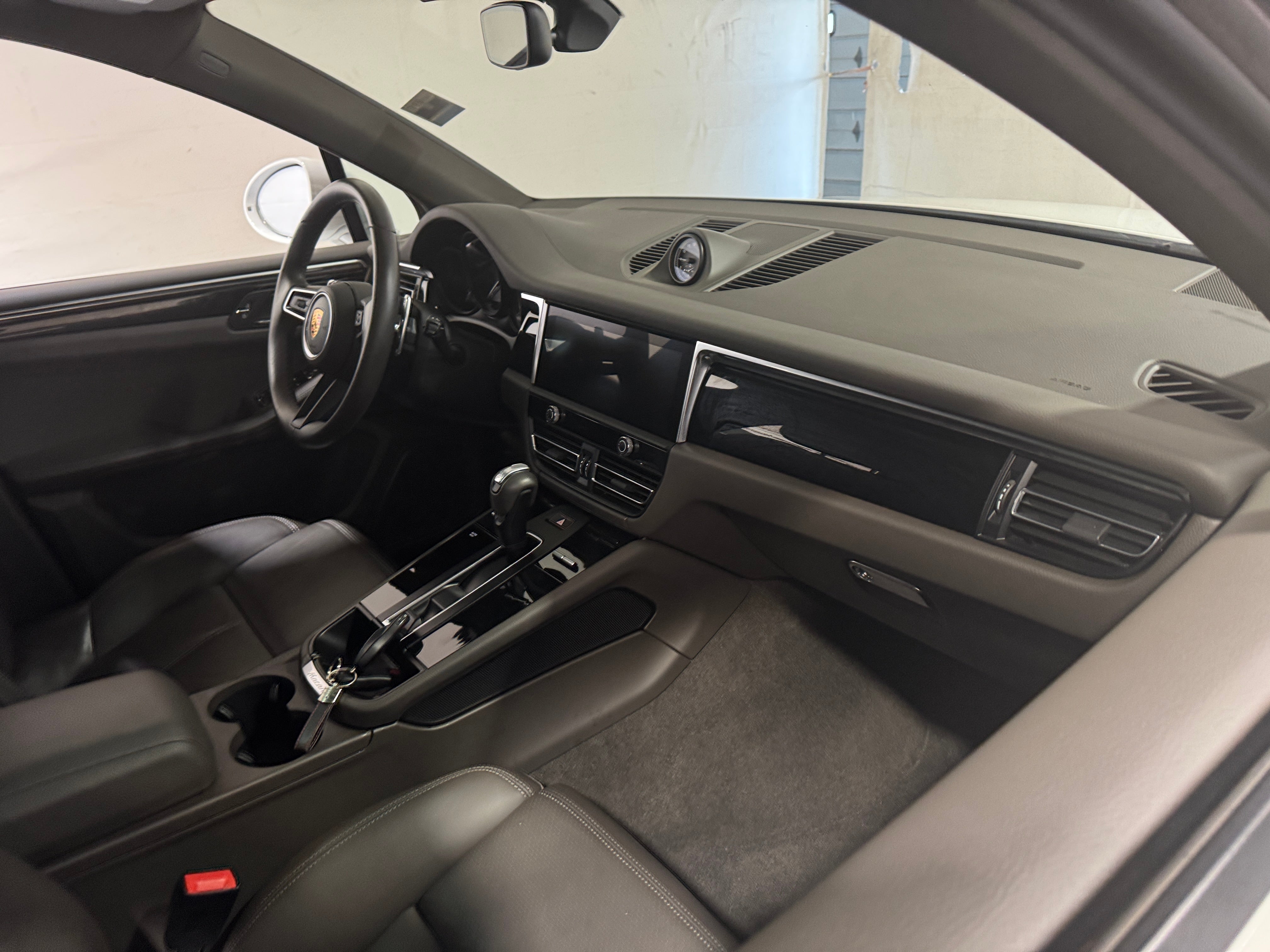 2023 Porsche Macan T 2
