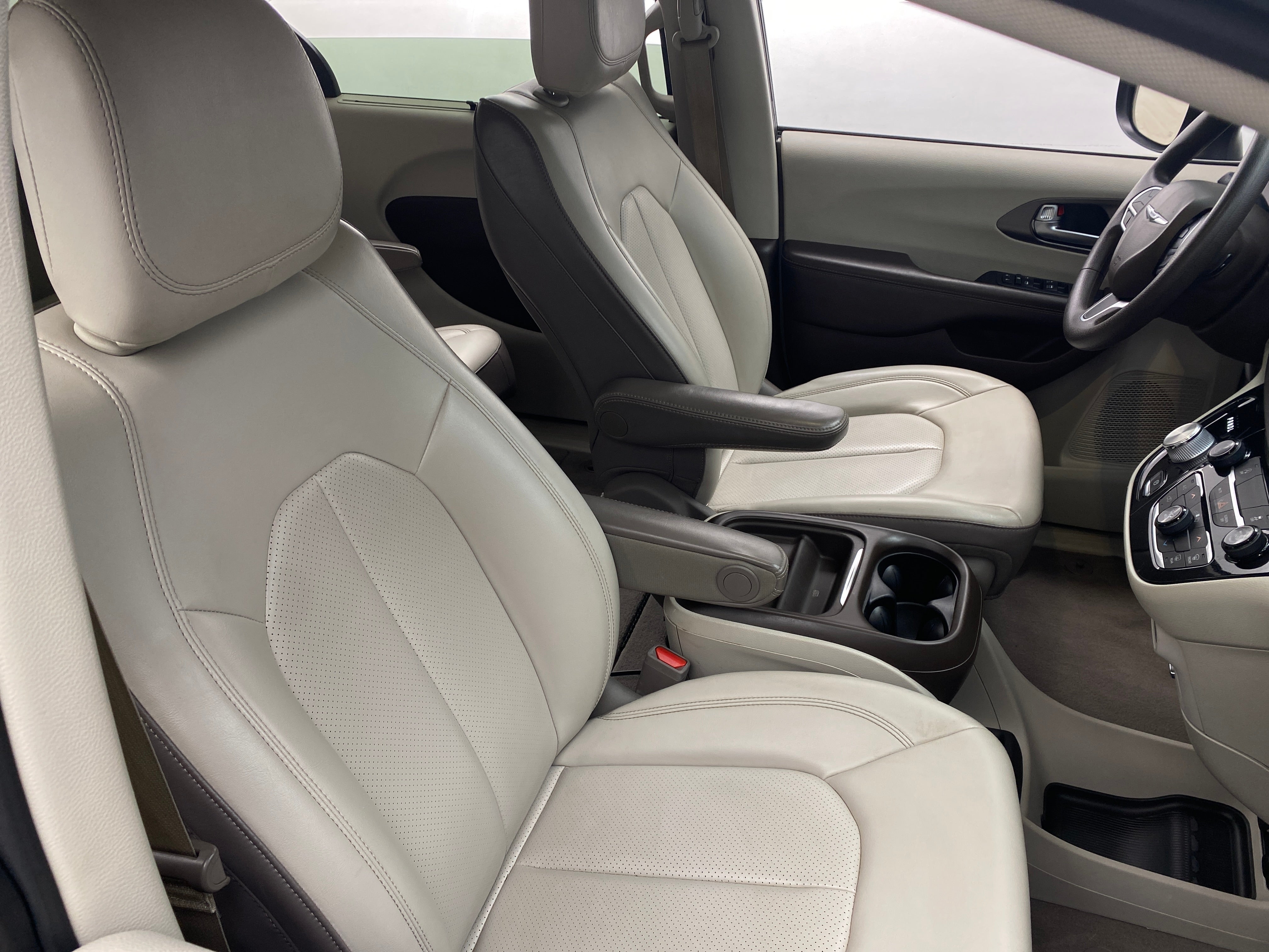 2020 Chrysler Voyager LXi 2