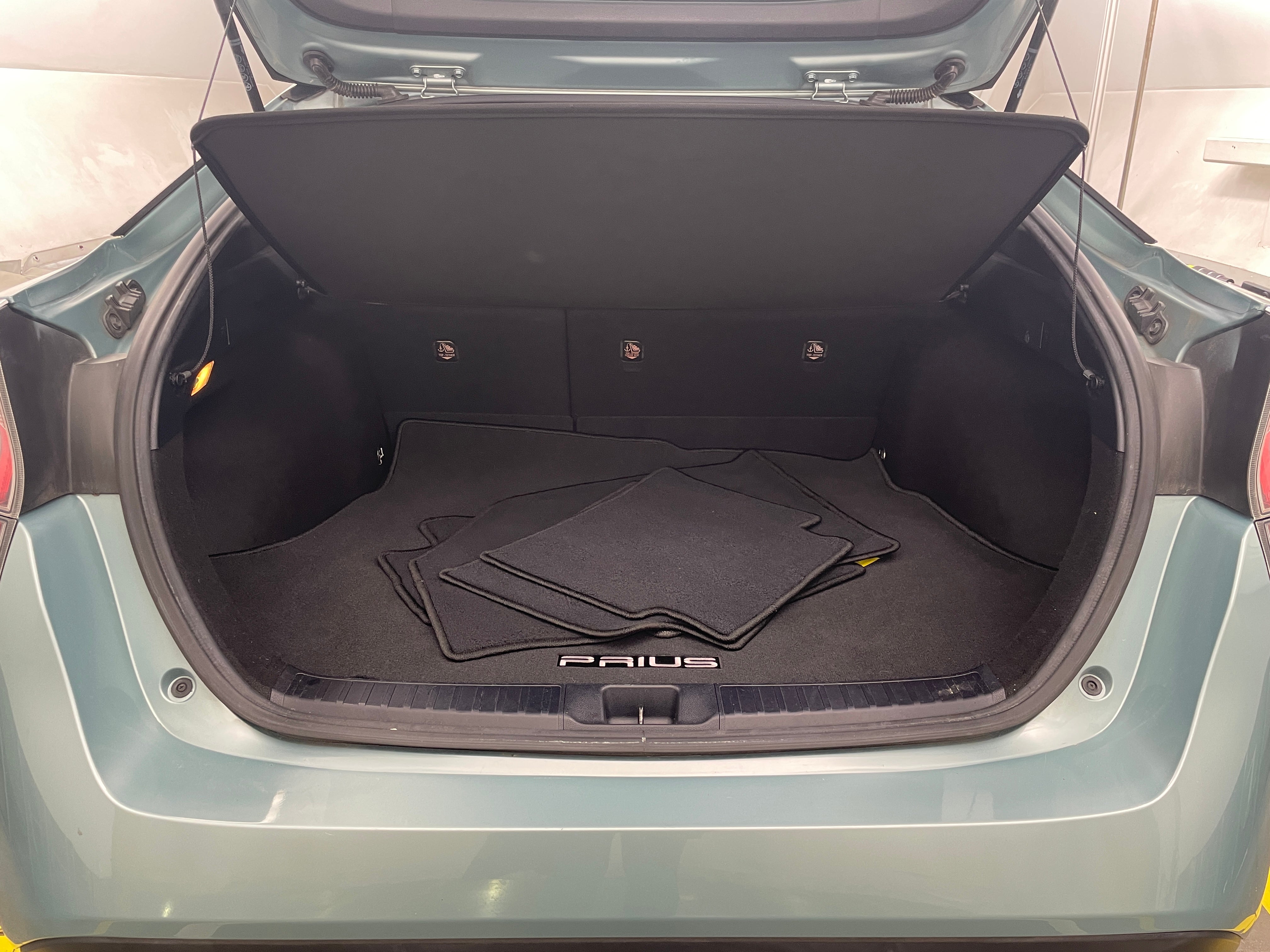 2016 Toyota Prius Two 7