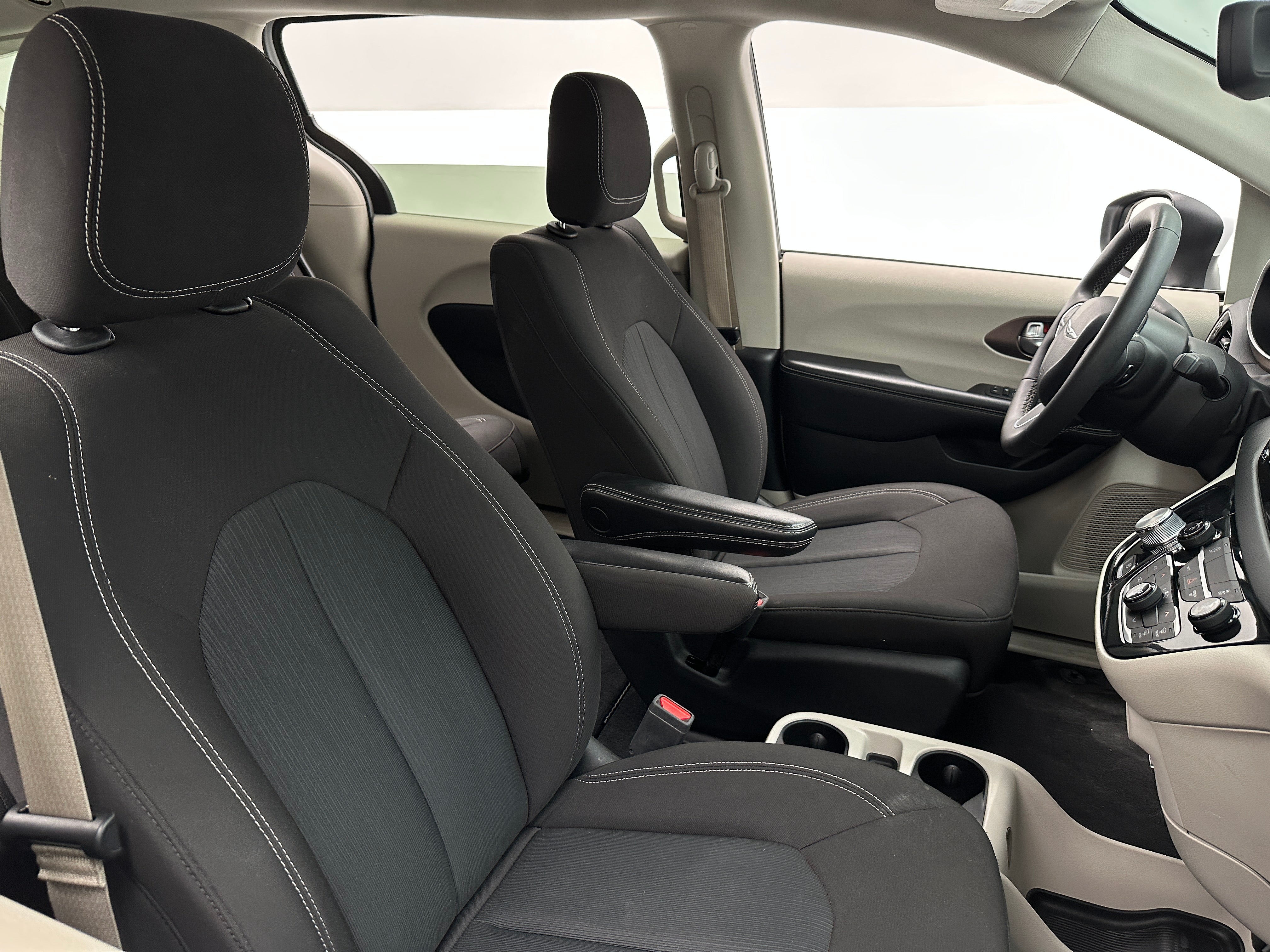 2023 Chrysler Voyager LX 2