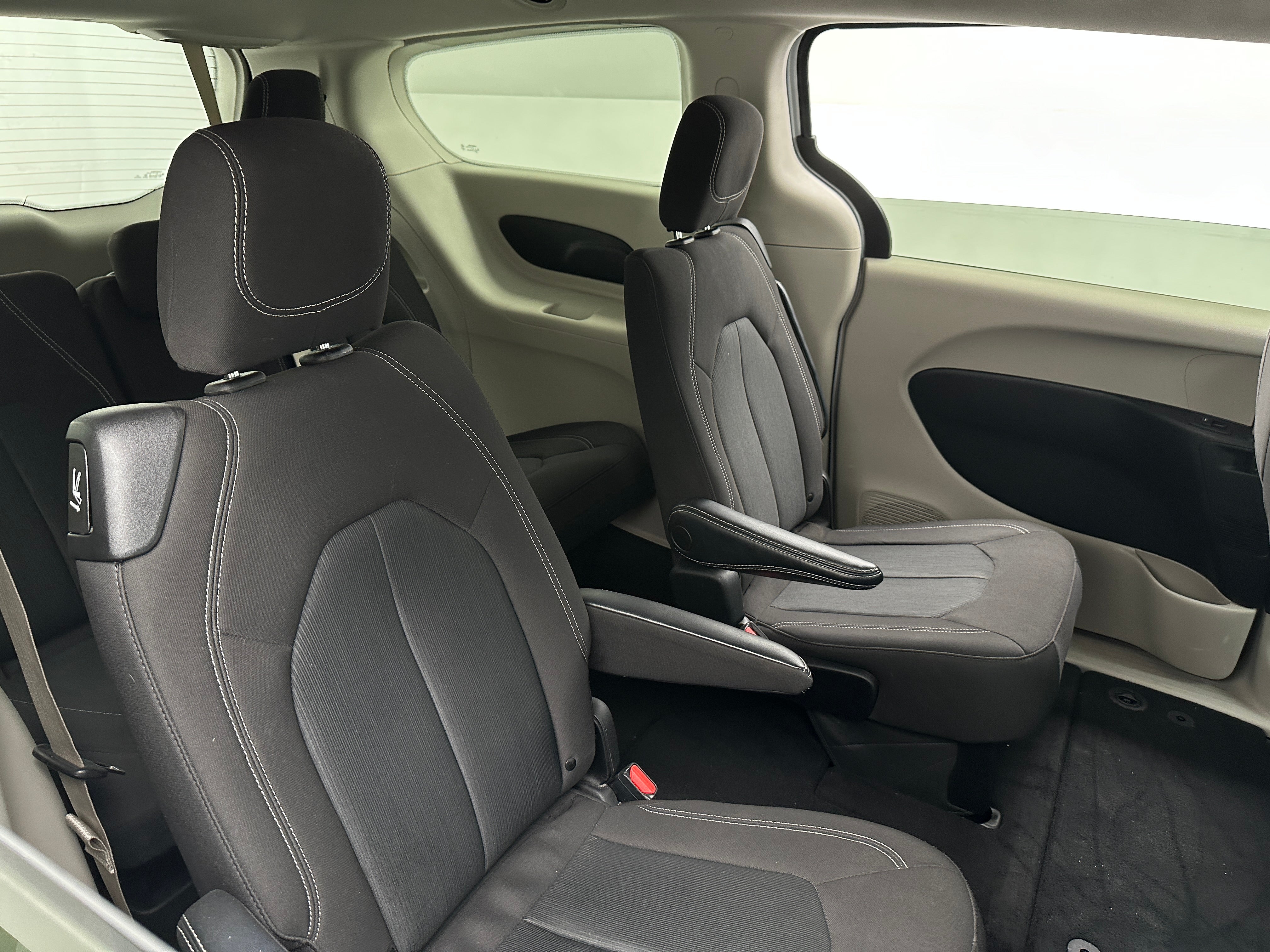 2023 Chrysler Voyager LX 6