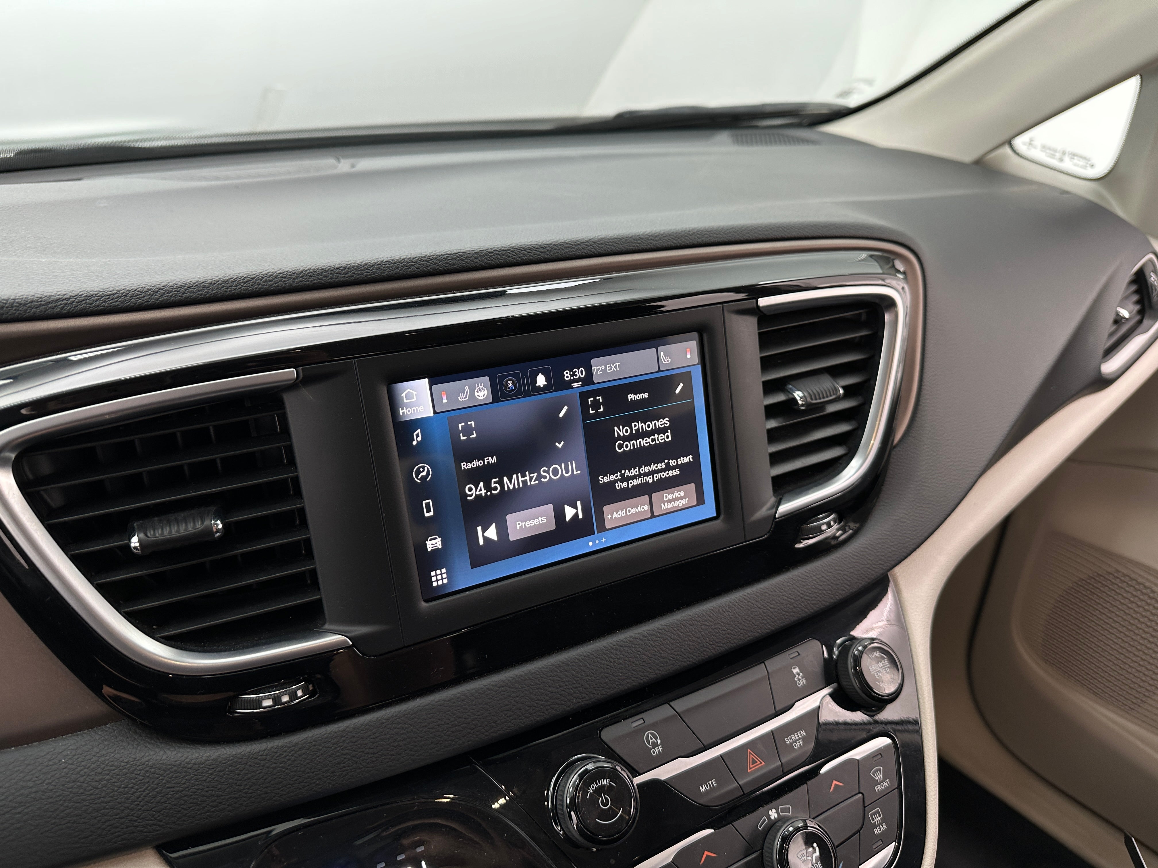2023 Chrysler Voyager LX 4