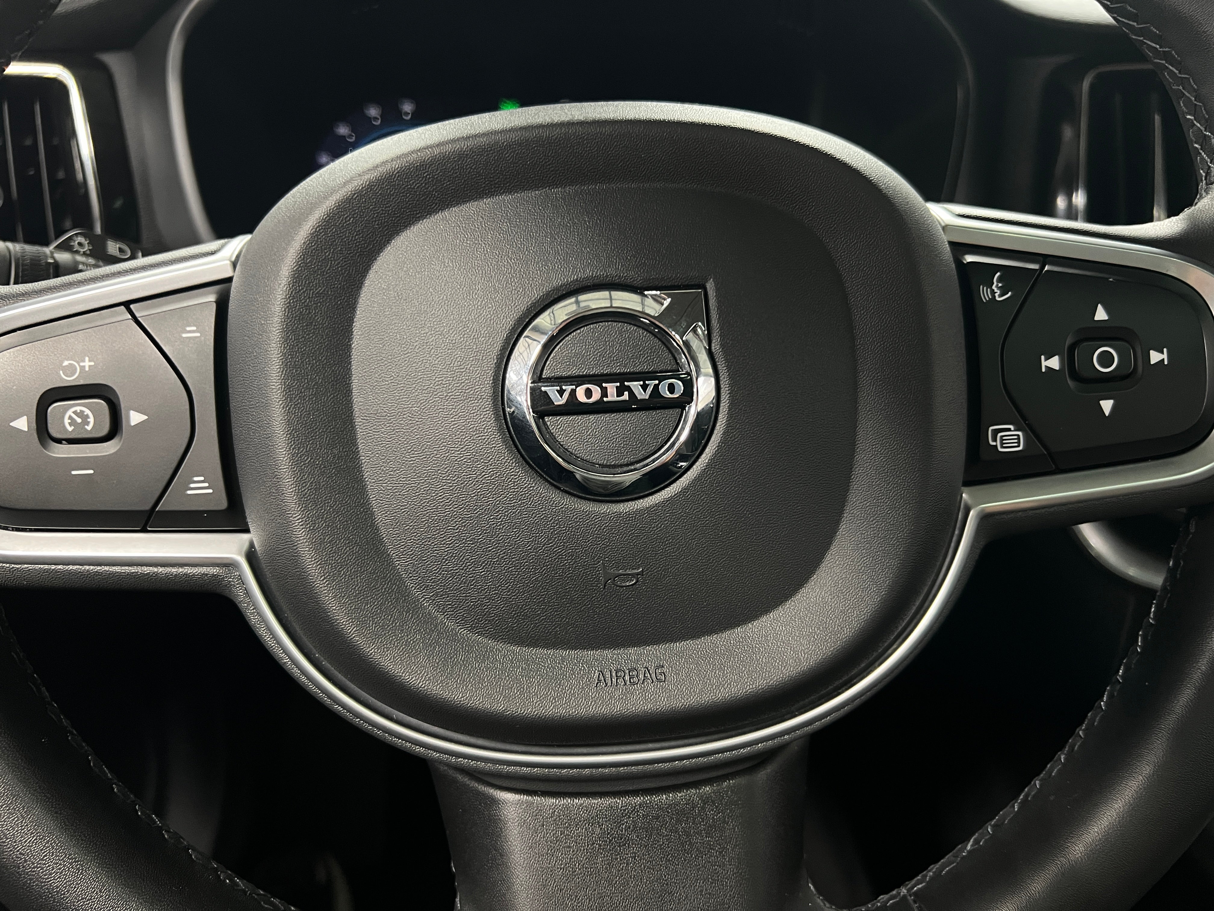 2022 Volvo XC60 B5 Momentum 5