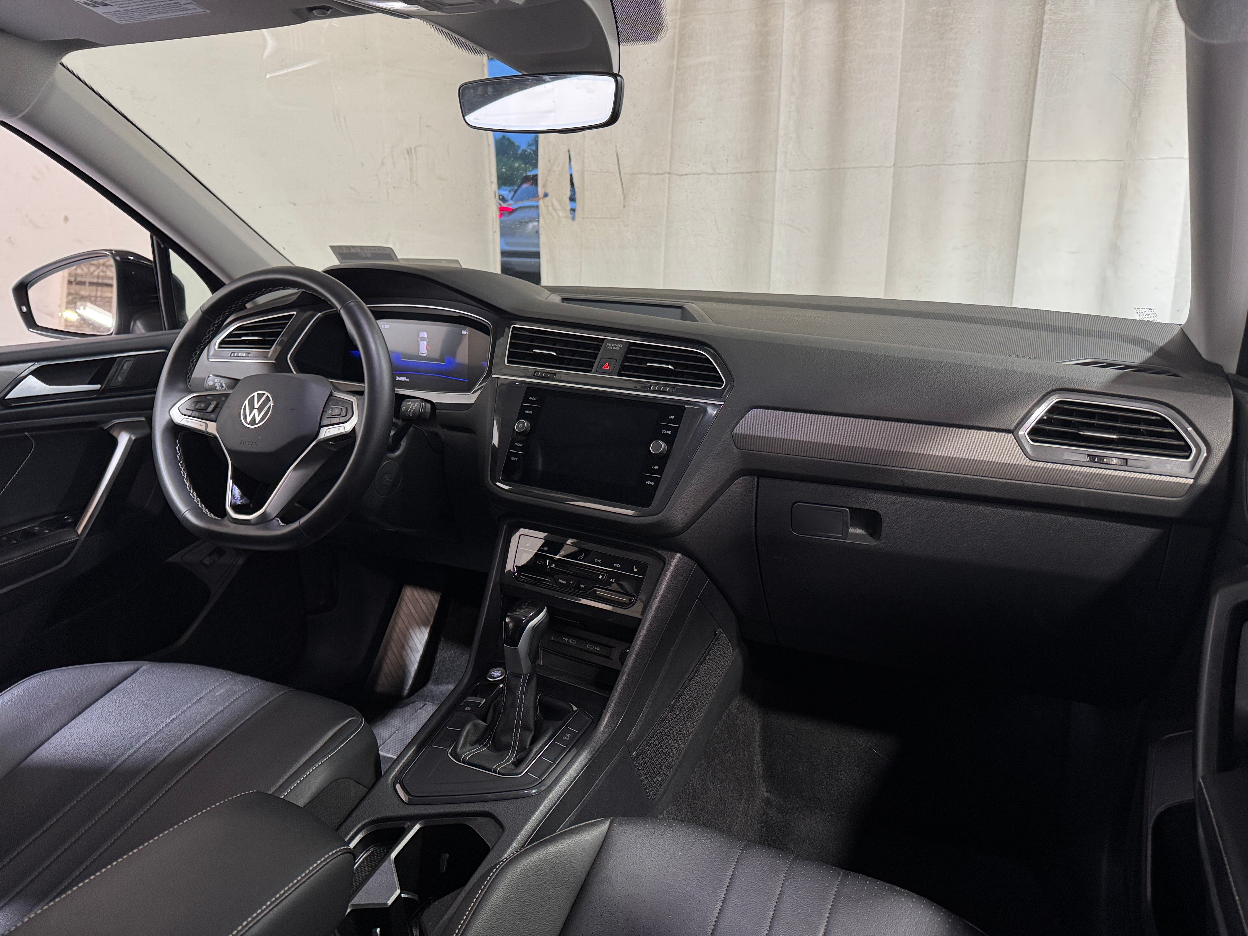 2024 Volkswagen Tiguan SE 2