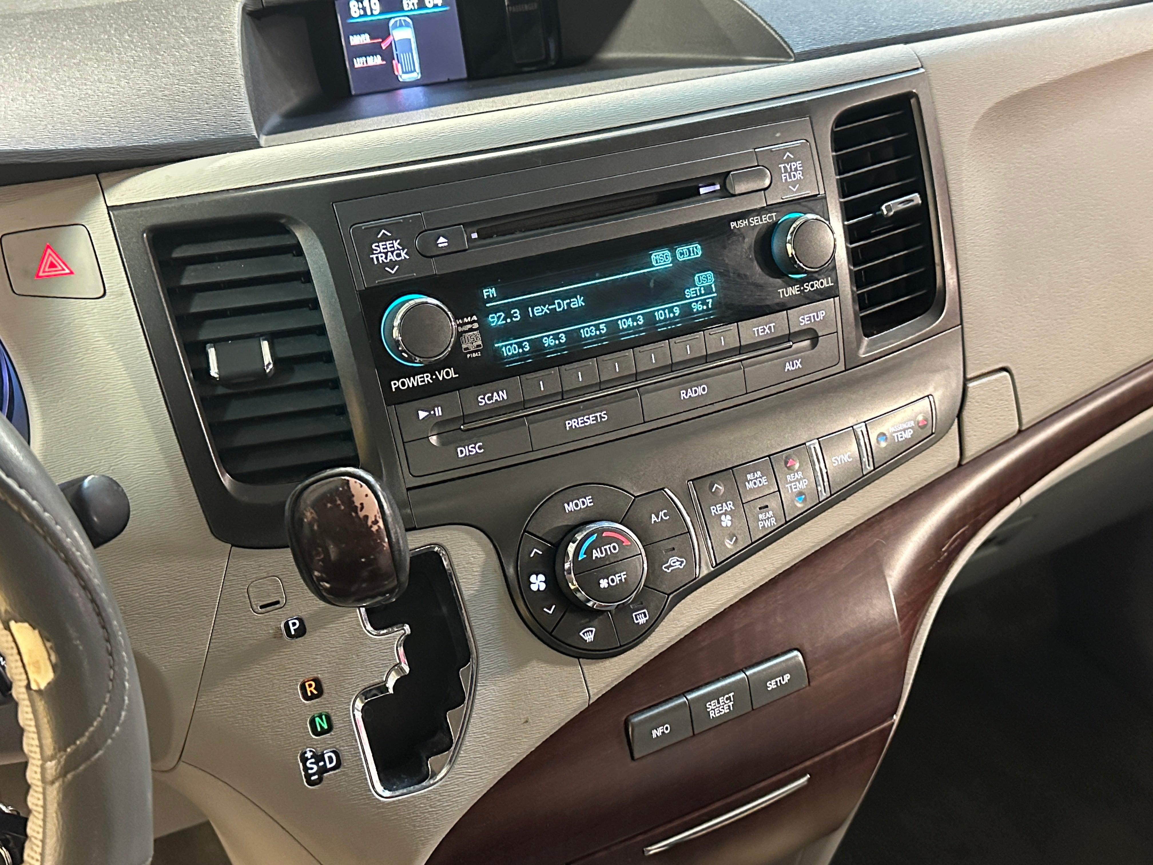 2014 Toyota Sienna XLE 3