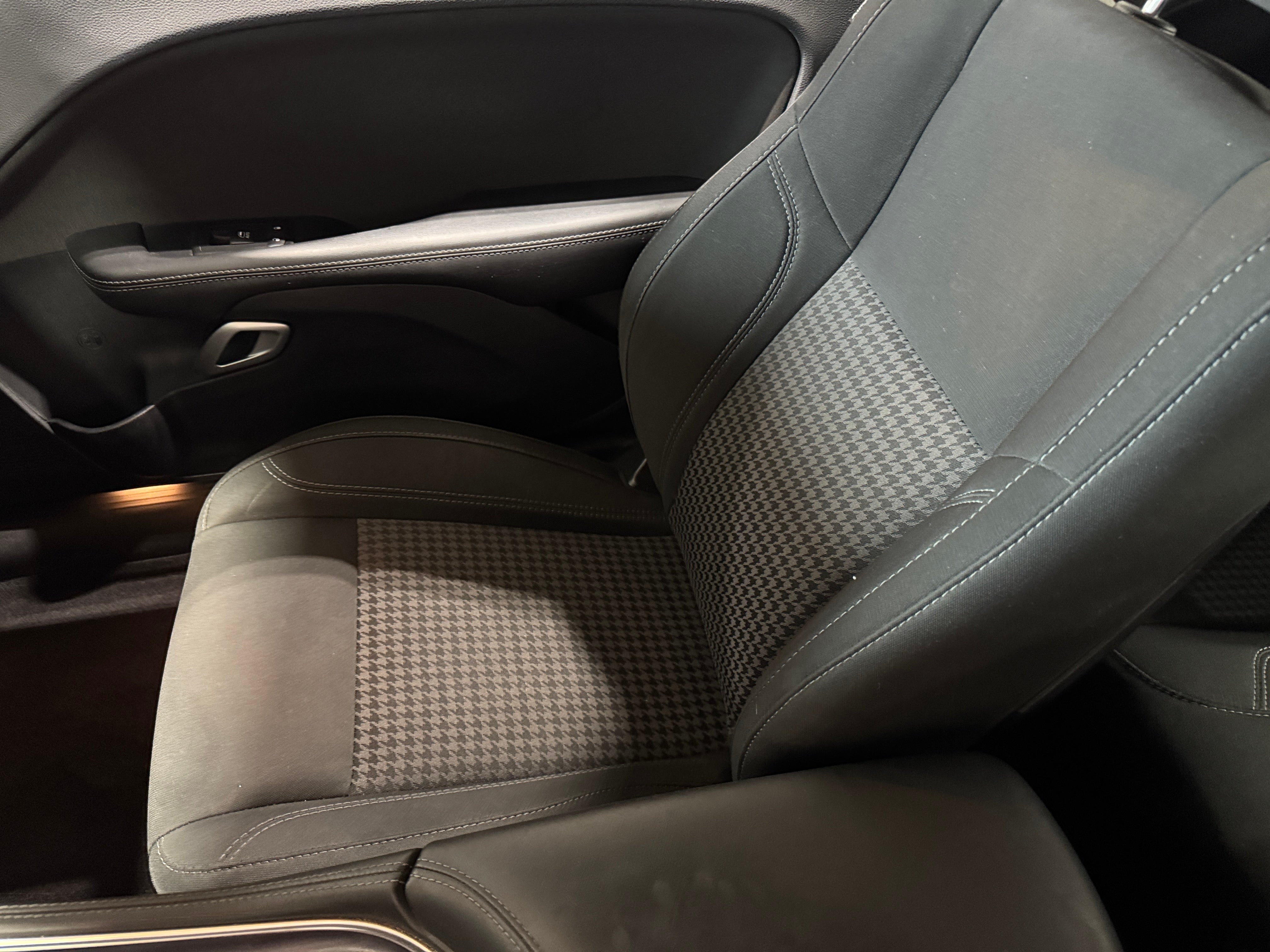 2016 Dodge Challenger SXT 2