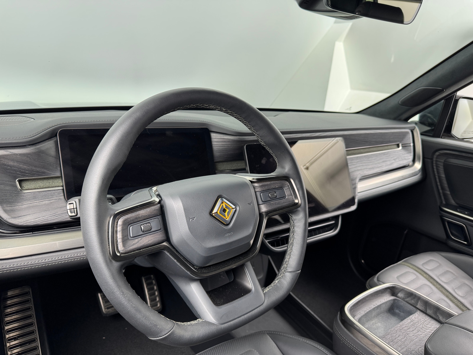 Thumbnail: 2023 Rivian R1S - 3