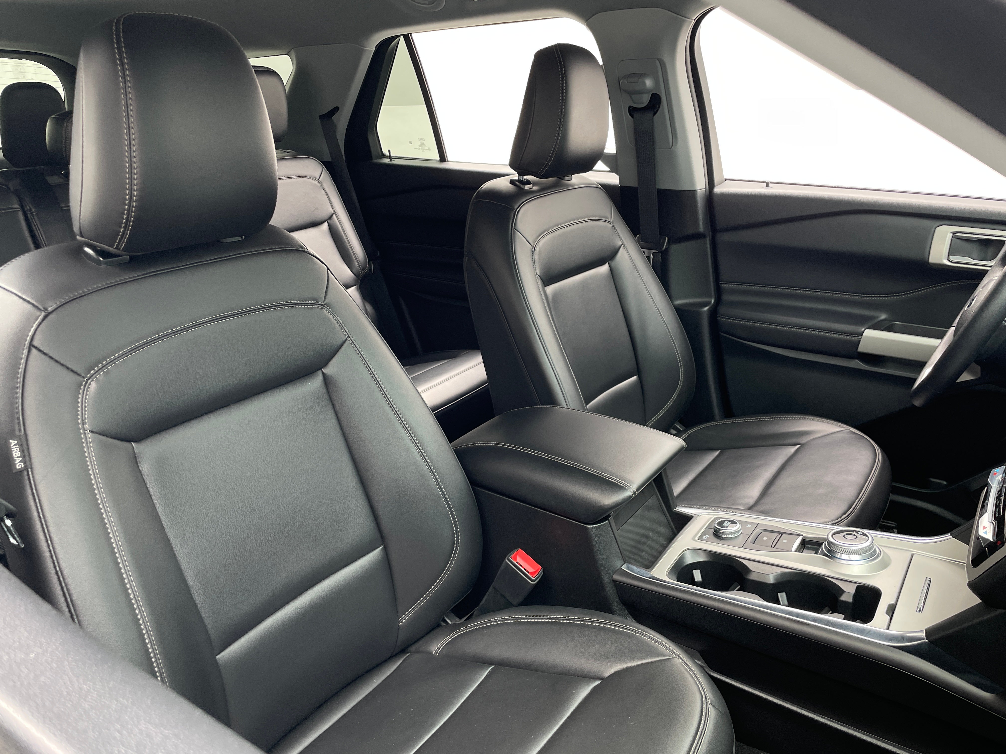 2024 Ford Explorer XLT 2