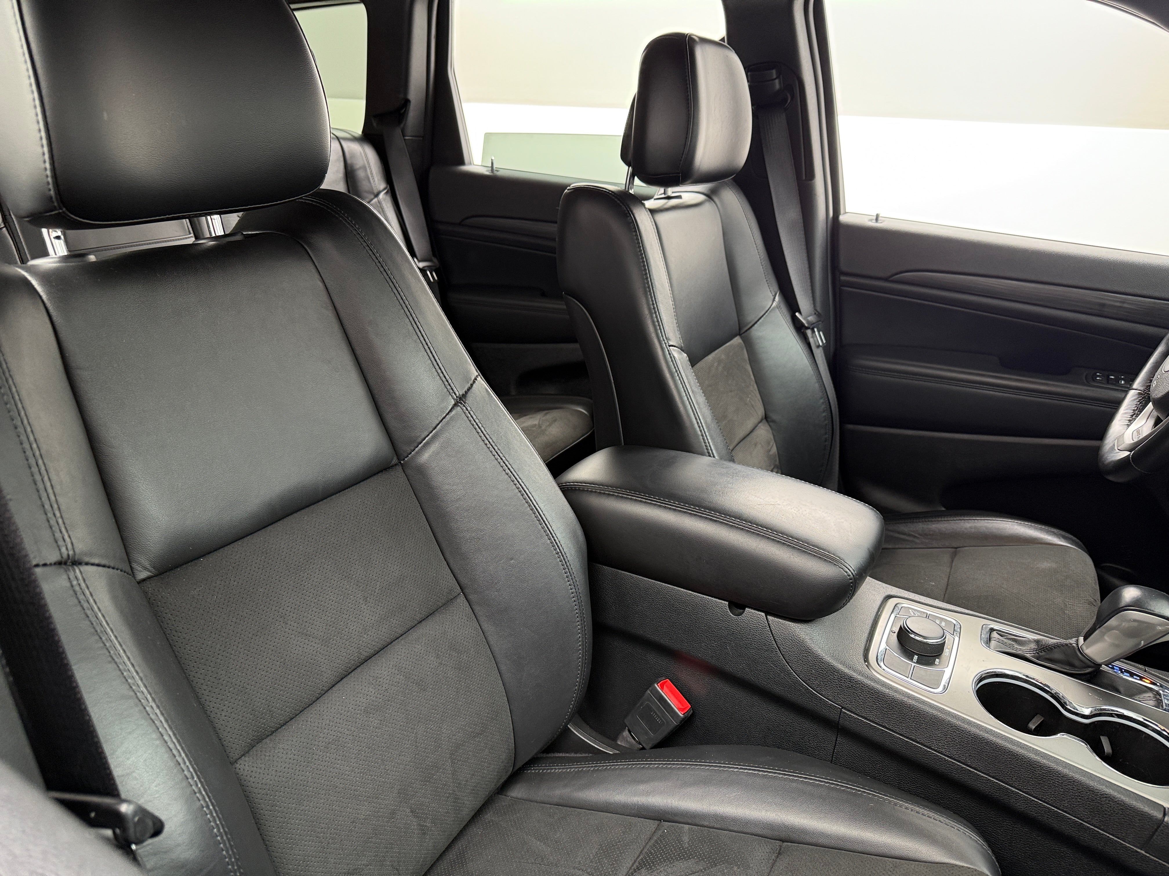 2022 Jeep Grand Cherokee Laredo 2