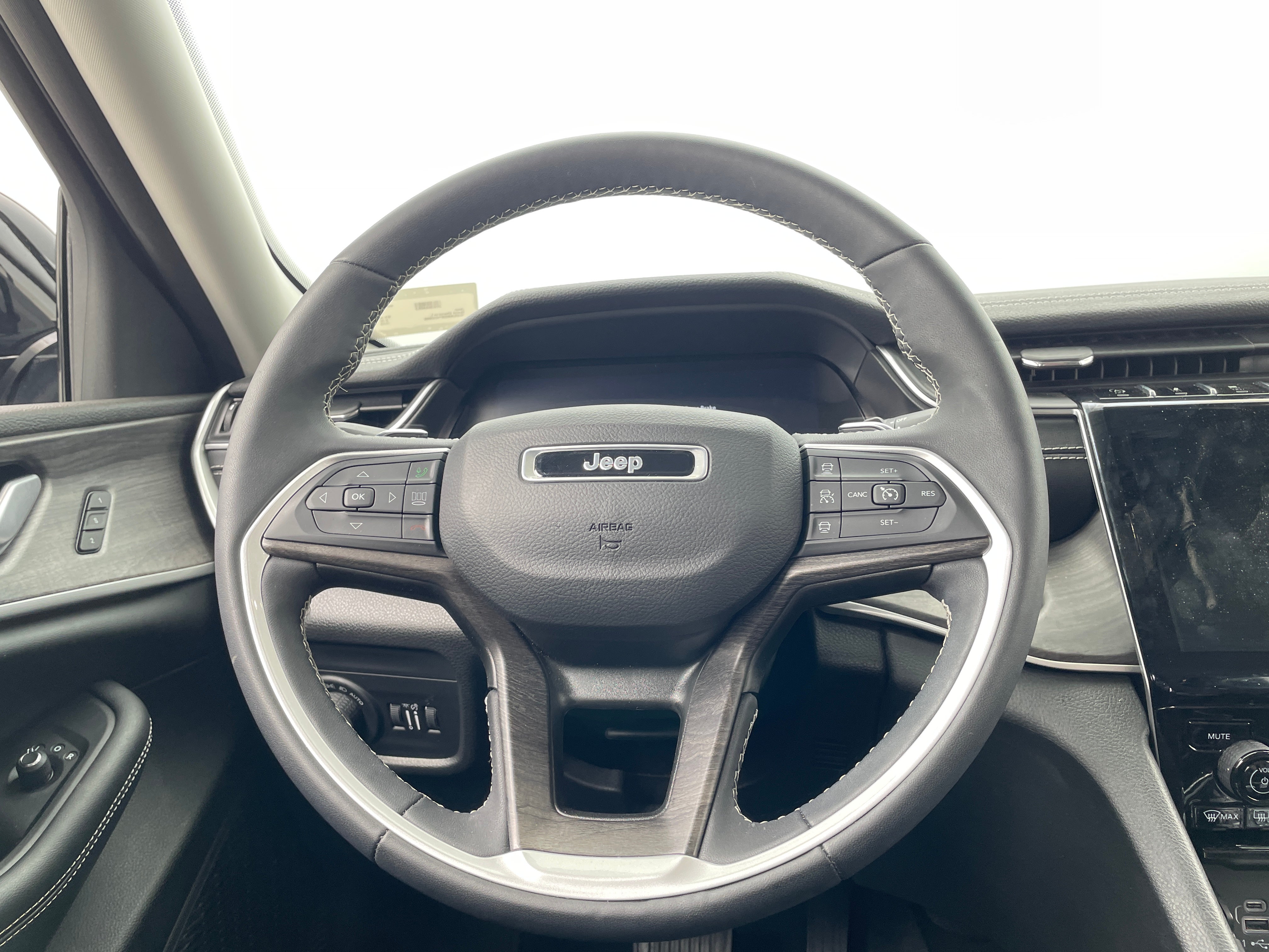 2023 Jeep Grand Cherokee L Limited Edition 4