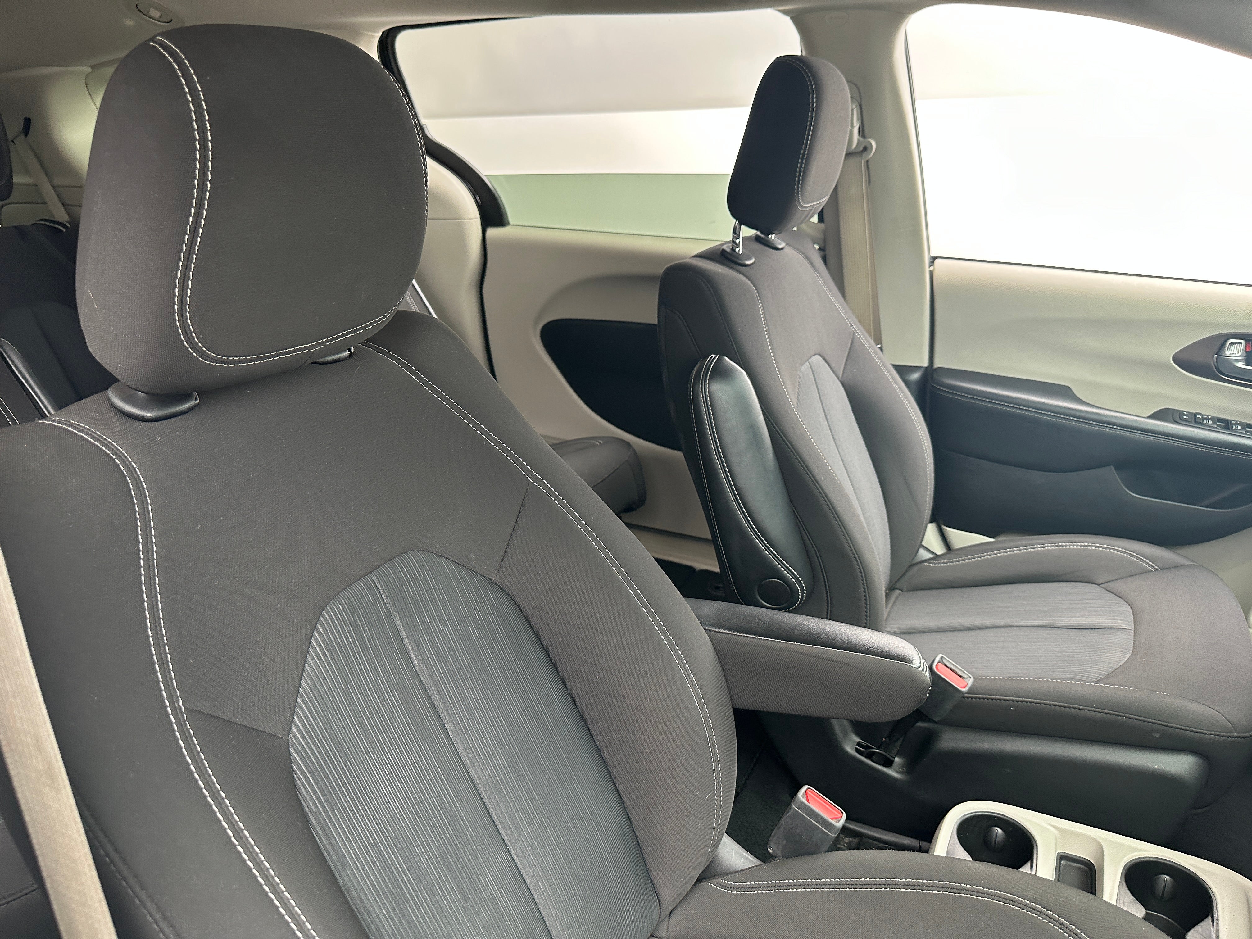 2023 Chrysler Voyager LX 2