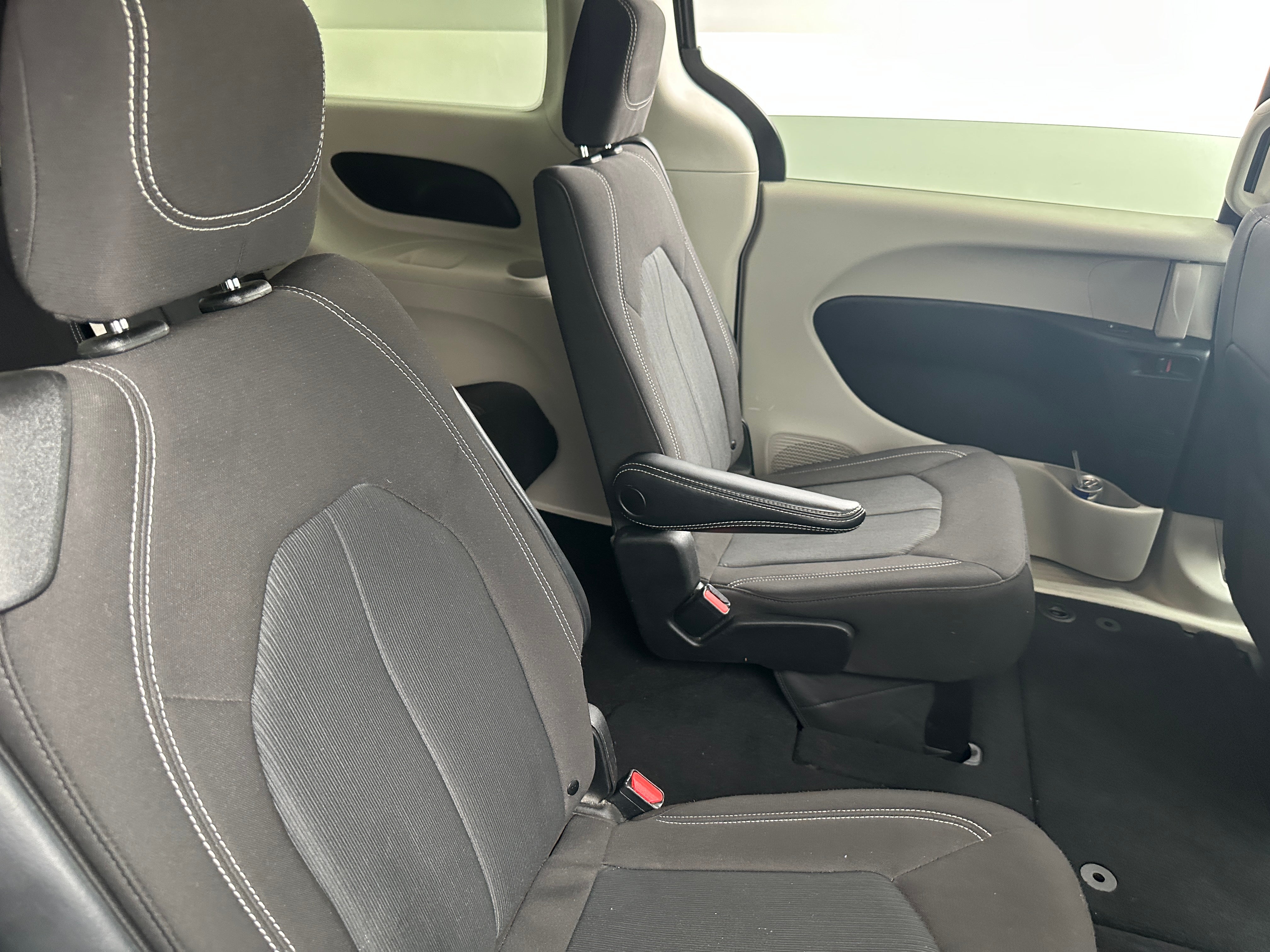 2023 Chrysler Voyager LX 6