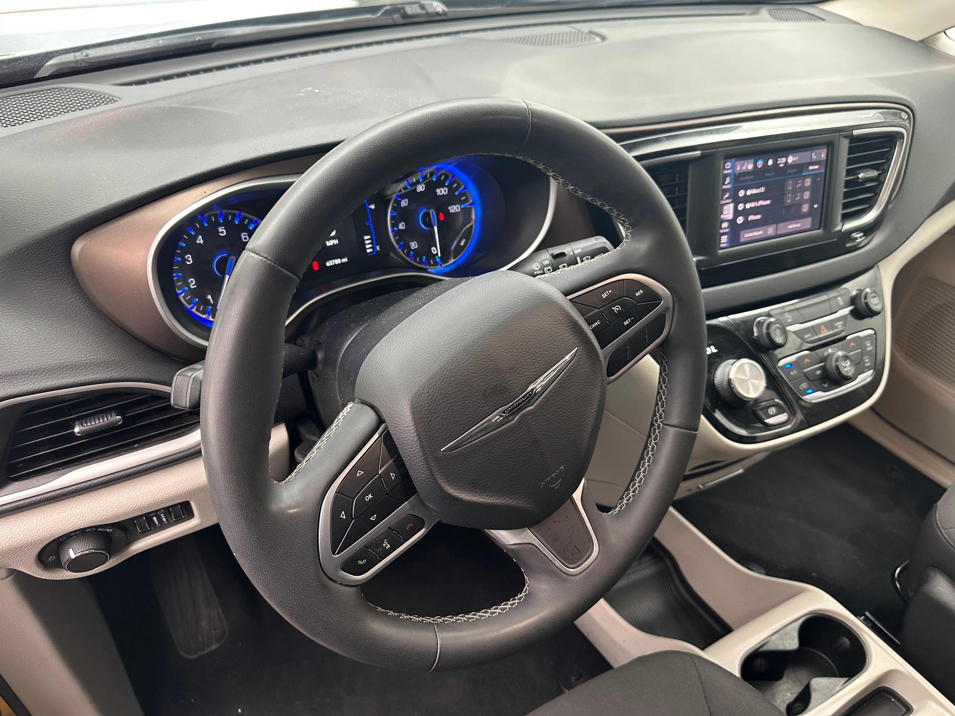 2023 Chrysler Voyager LX 3