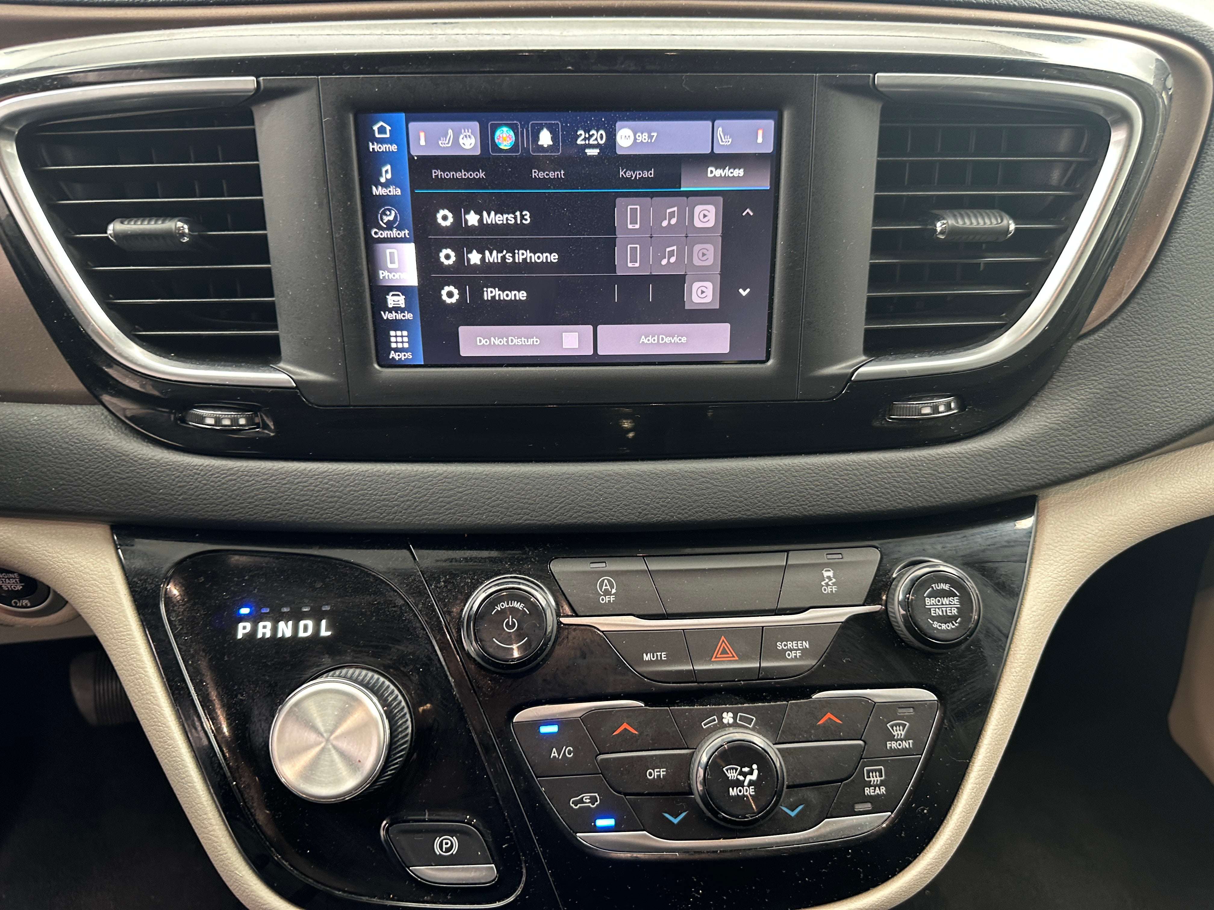 2023 Chrysler Voyager LX 4