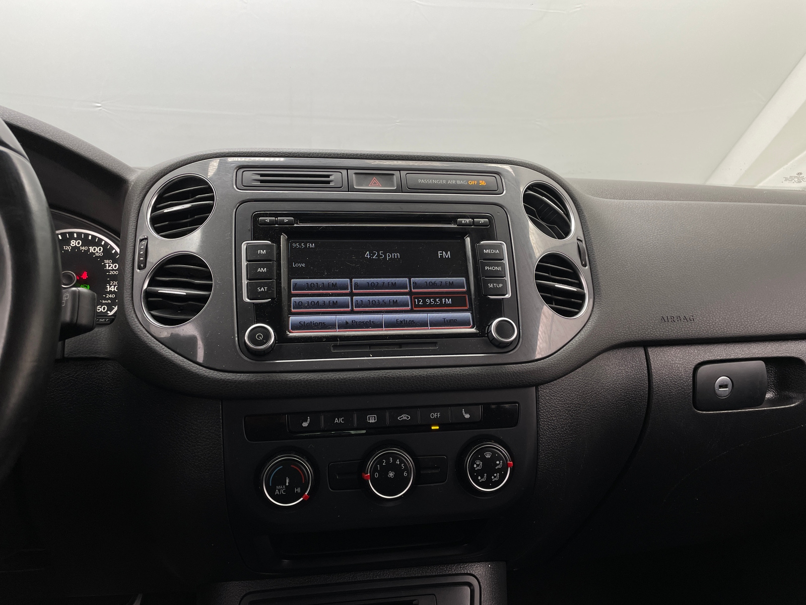 Thumbnail: 2014 Volkswagen Tiguan - 4