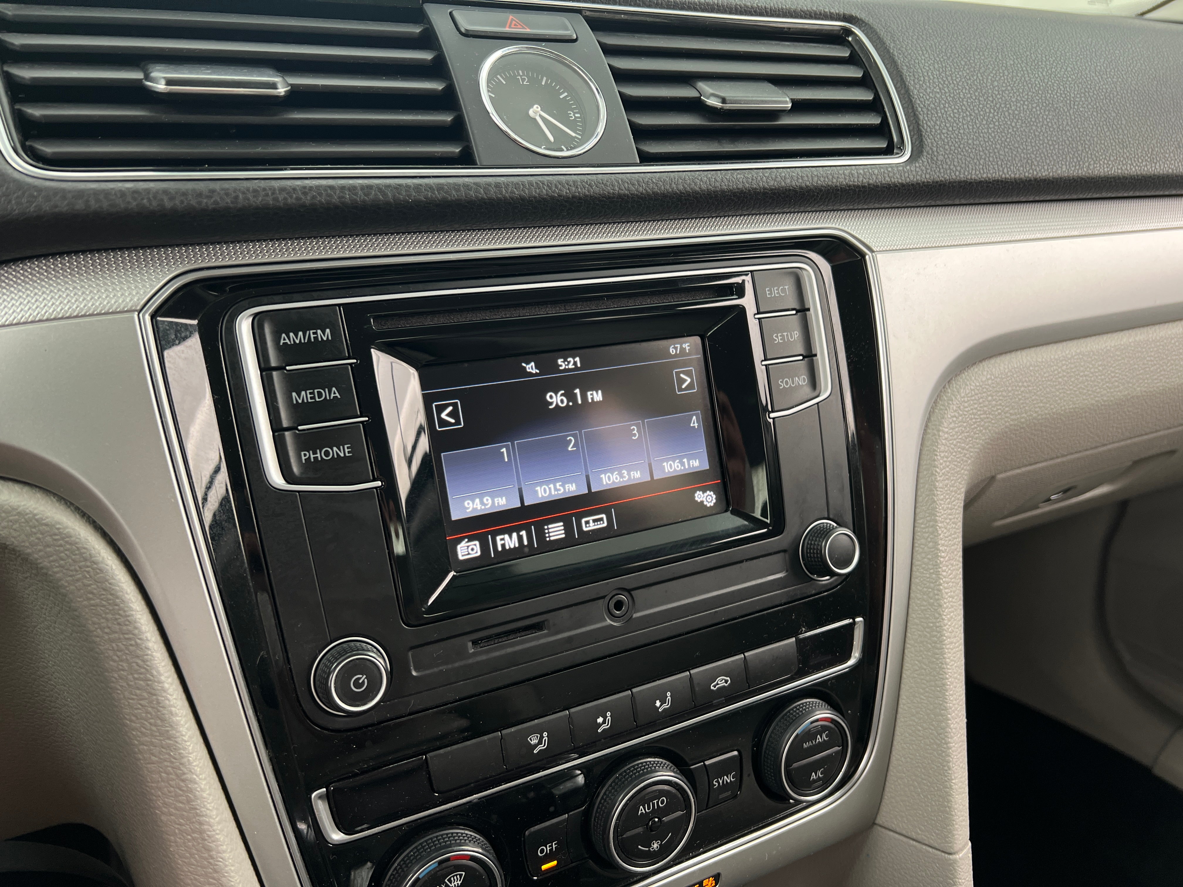 2016 Volkswagen Passat S 4