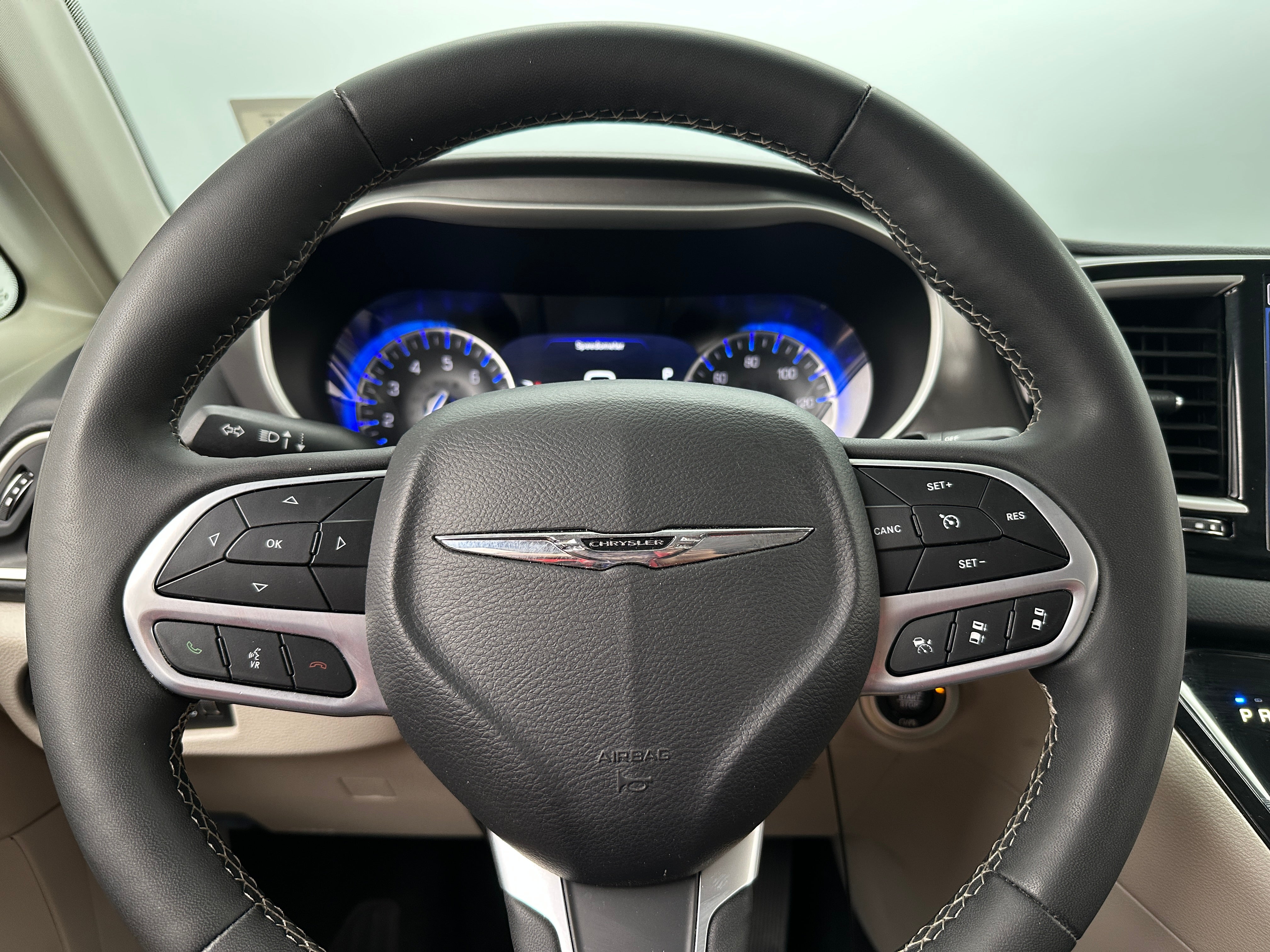 2023 Chrysler Pacifica Touring L 4