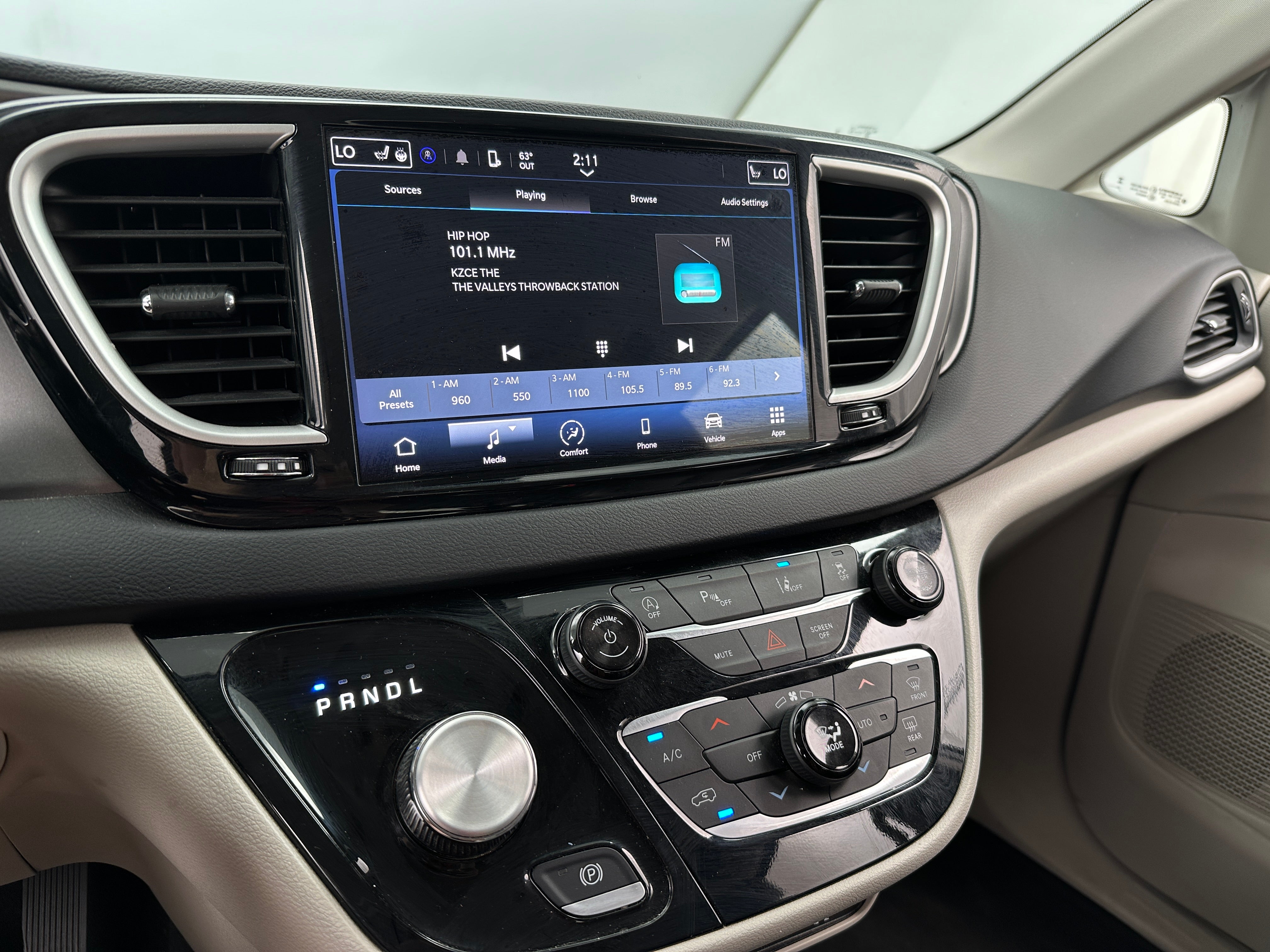 2023 Chrysler Pacifica Touring L 3