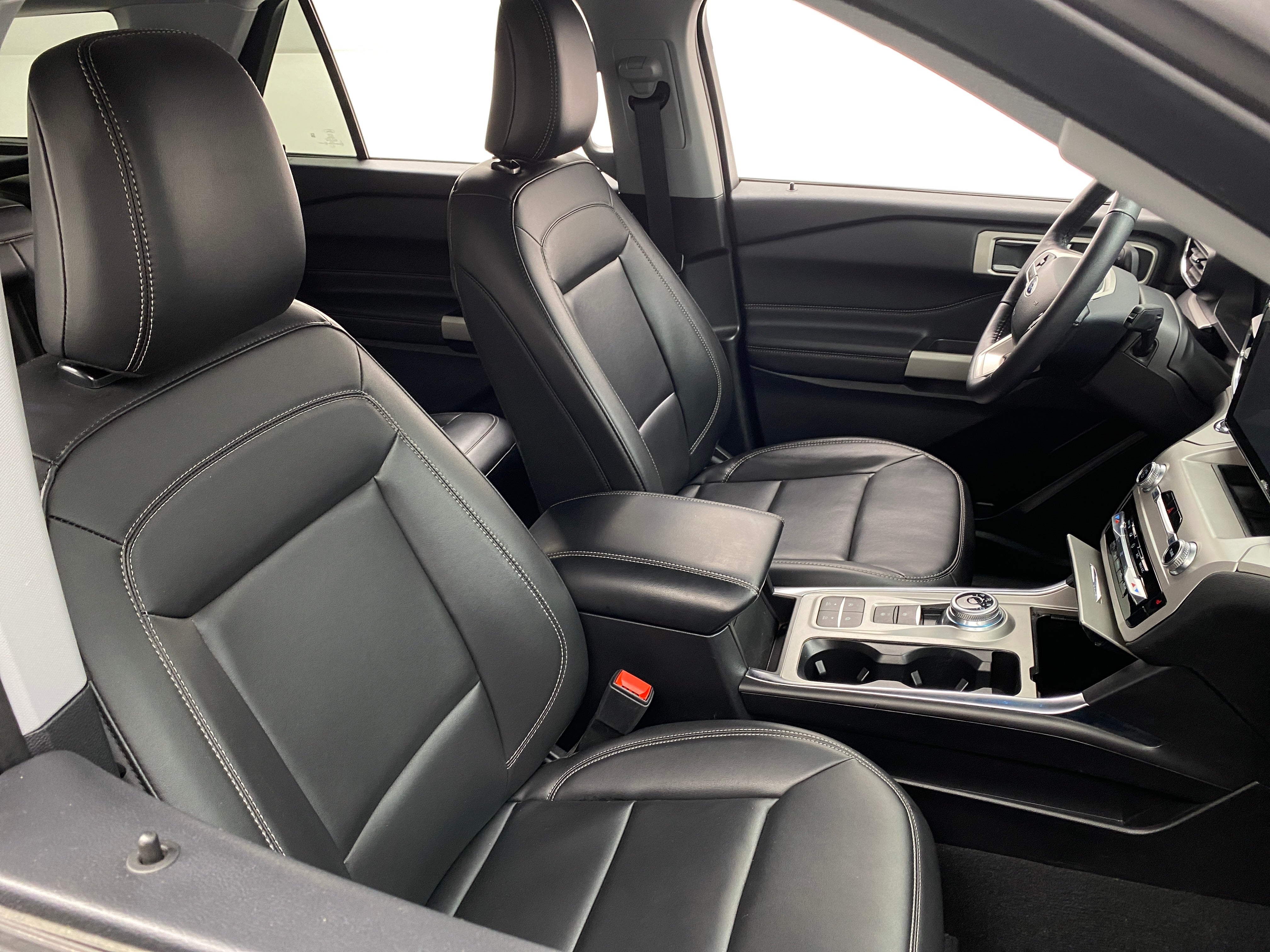 2024 Ford Explorer XLT 2