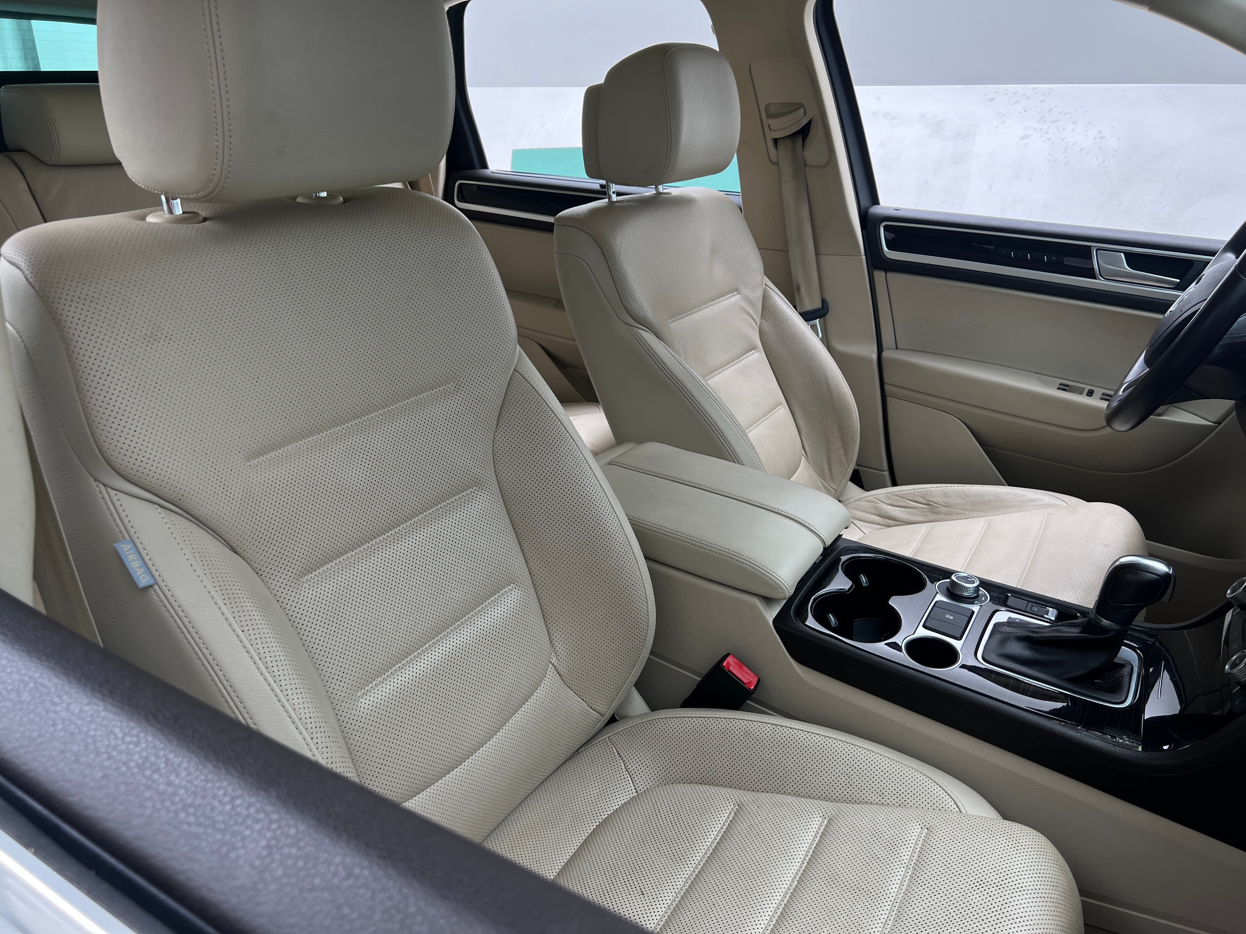 2016 Volkswagen Touareg Executive 2
