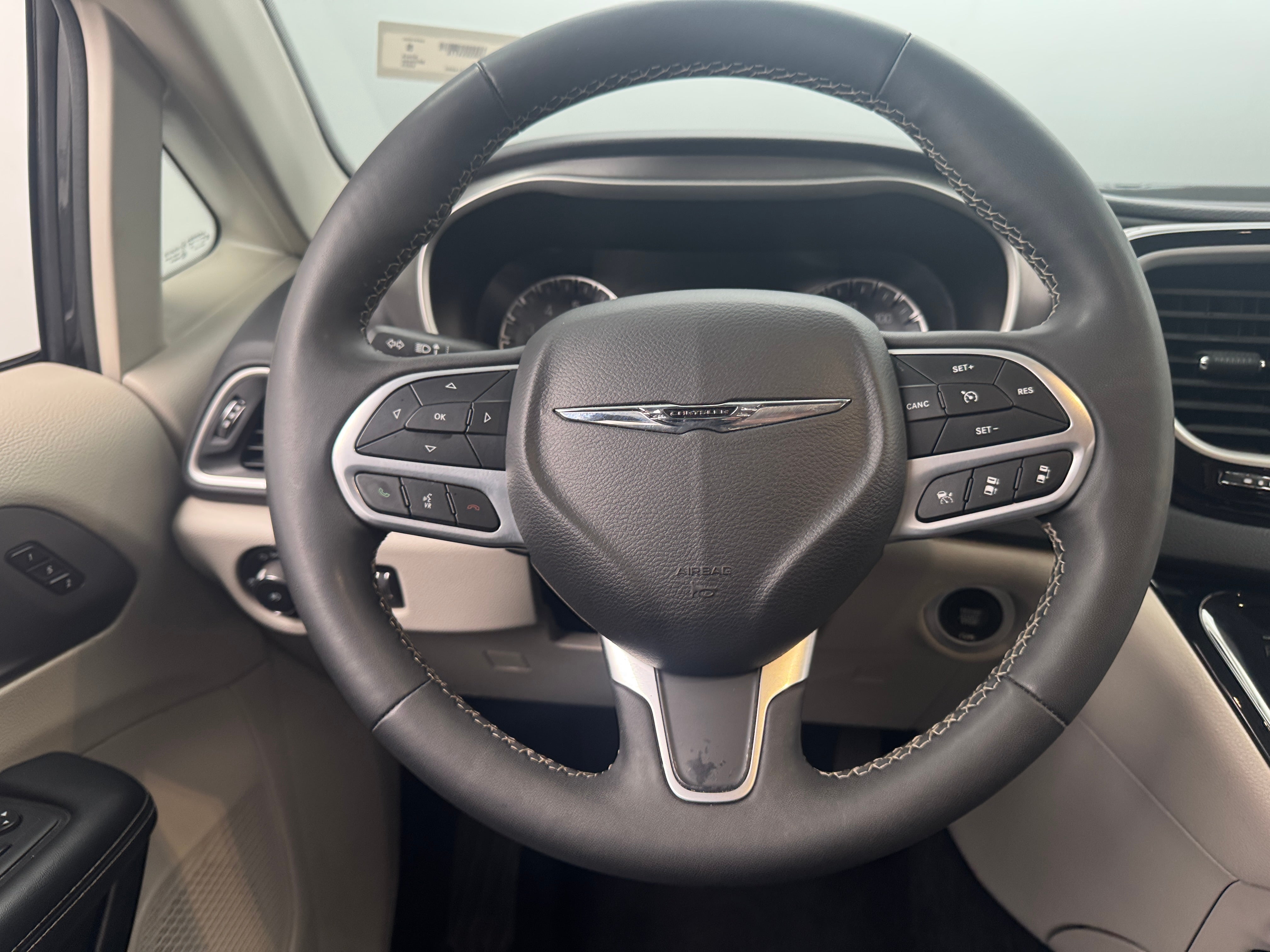 2023 Chrysler Pacifica Touring L 4