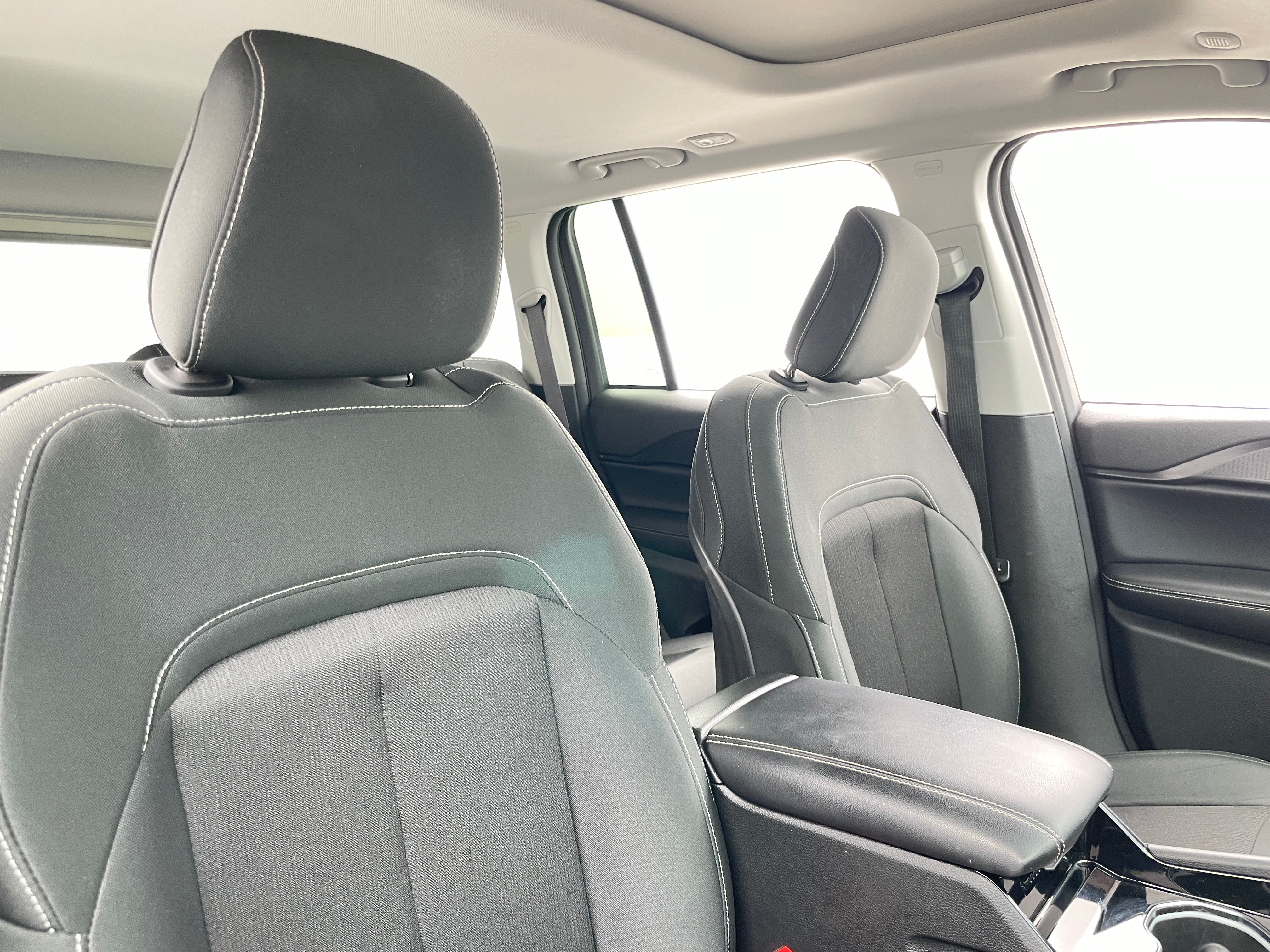 2023 Jeep Grand Cherokee Laredo 2