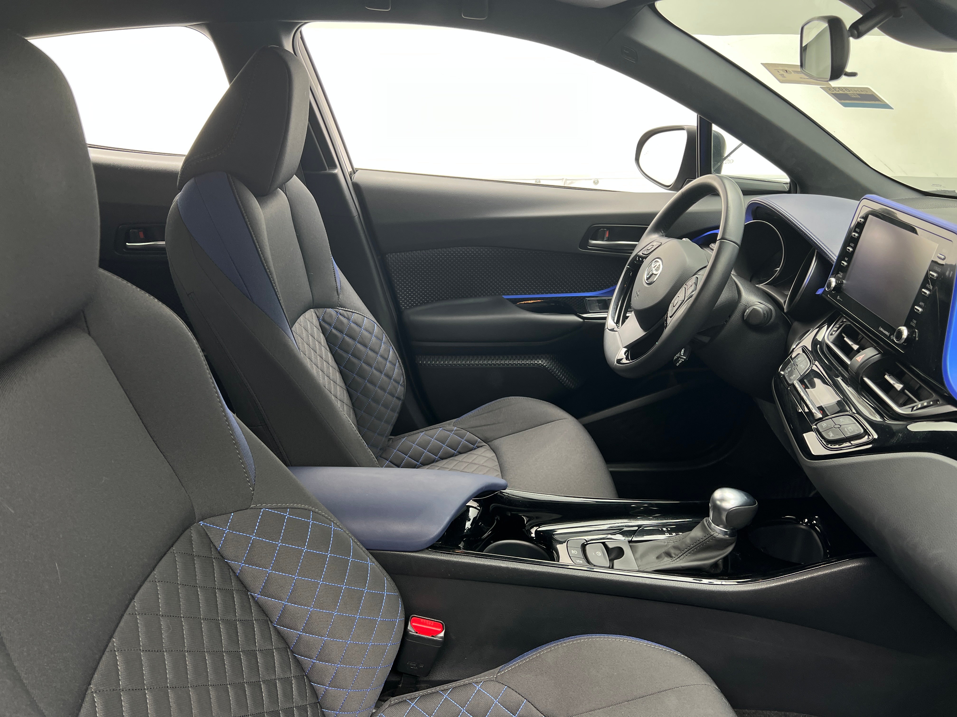 2022 Toyota C-HR XLE 2