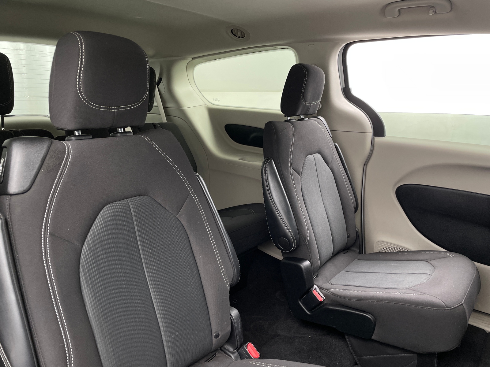 Thumbnail: 2022 Chrysler Voyager - 6