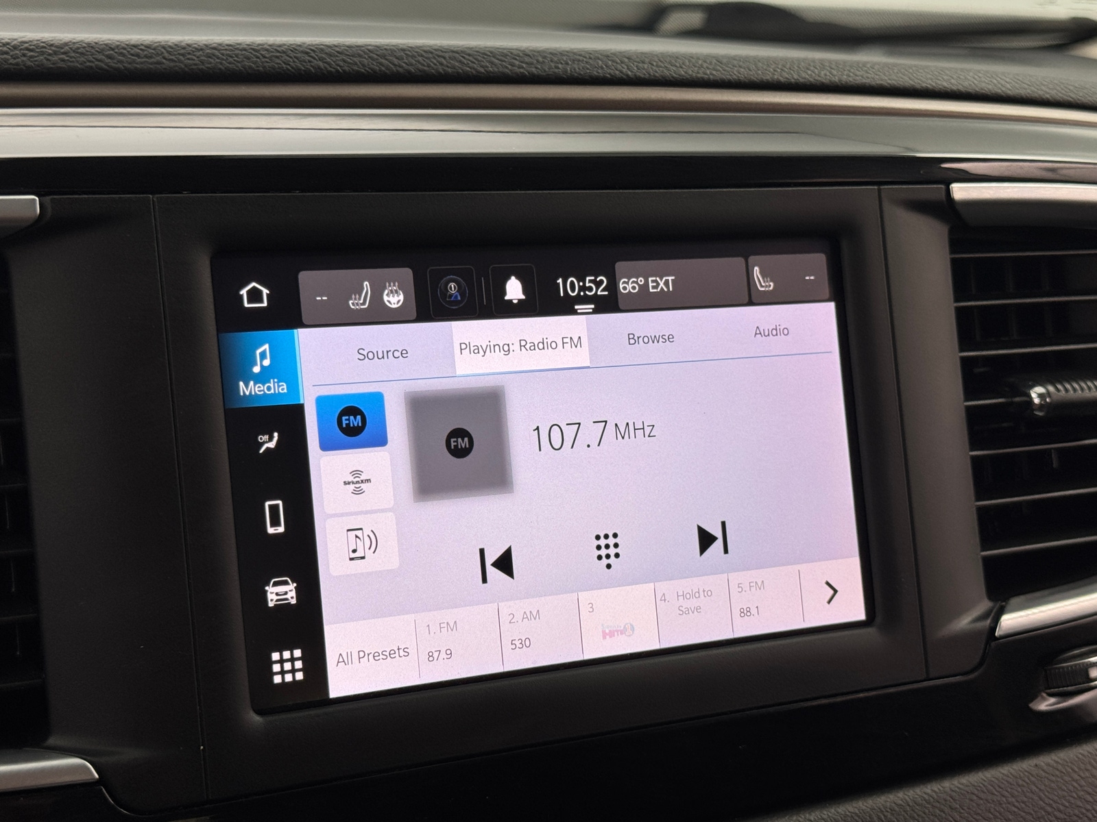 Thumbnail: 2022 Chrysler Voyager - 4