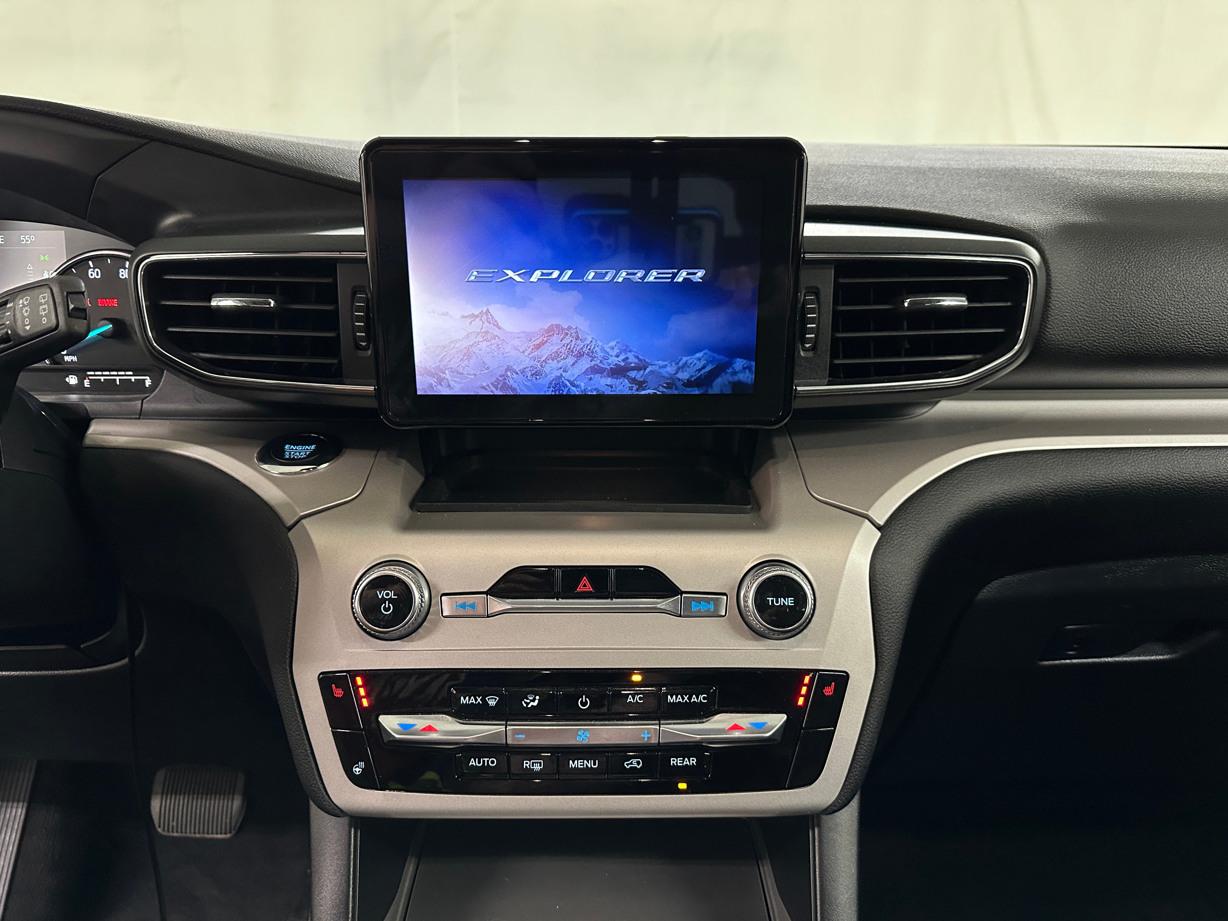 2024 Ford Explorer XLT 4