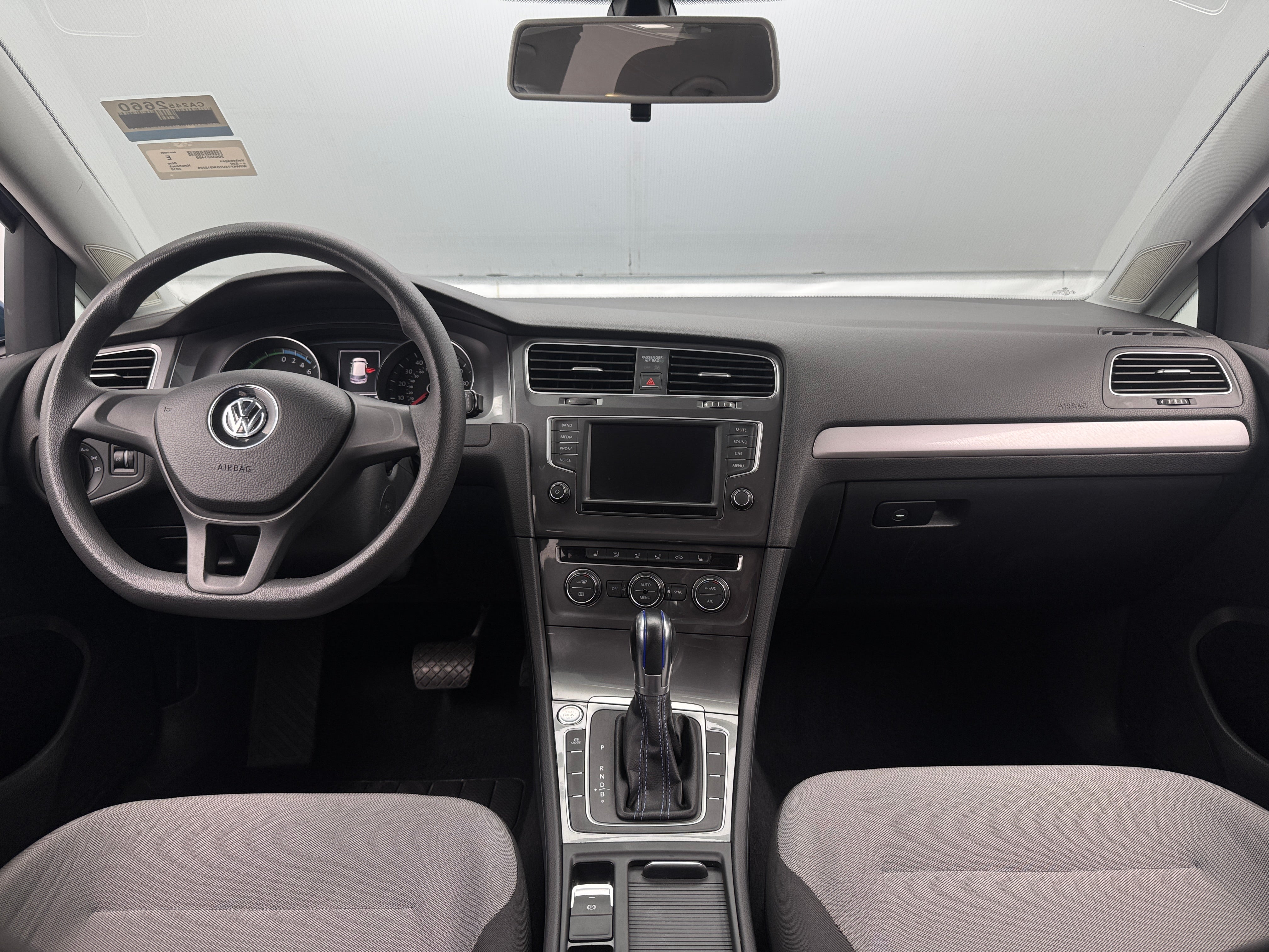 Thumbnail: 2016 Volkswagen e-Golf - 3