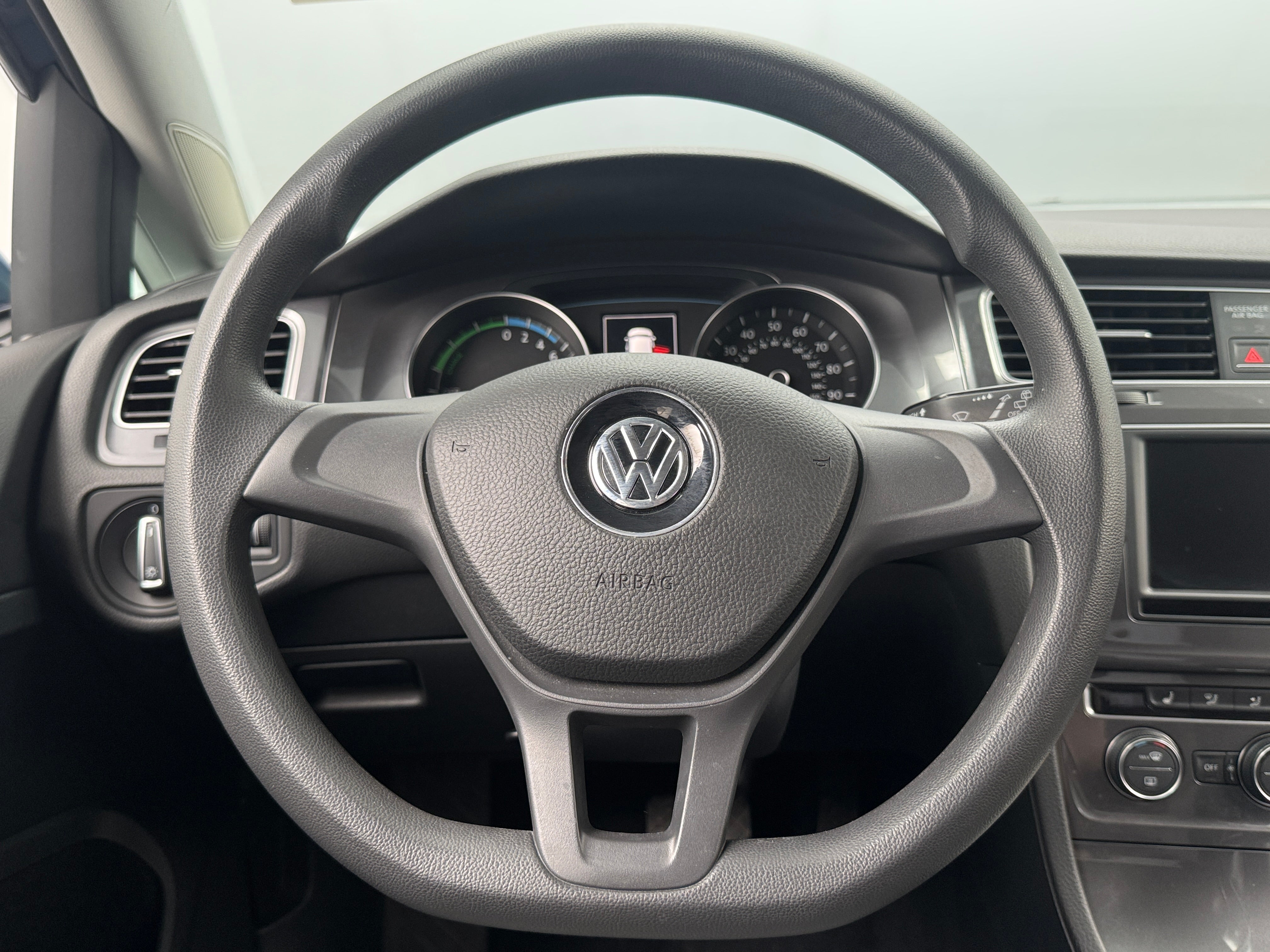 Thumbnail: 2016 Volkswagen e-Golf - 5
