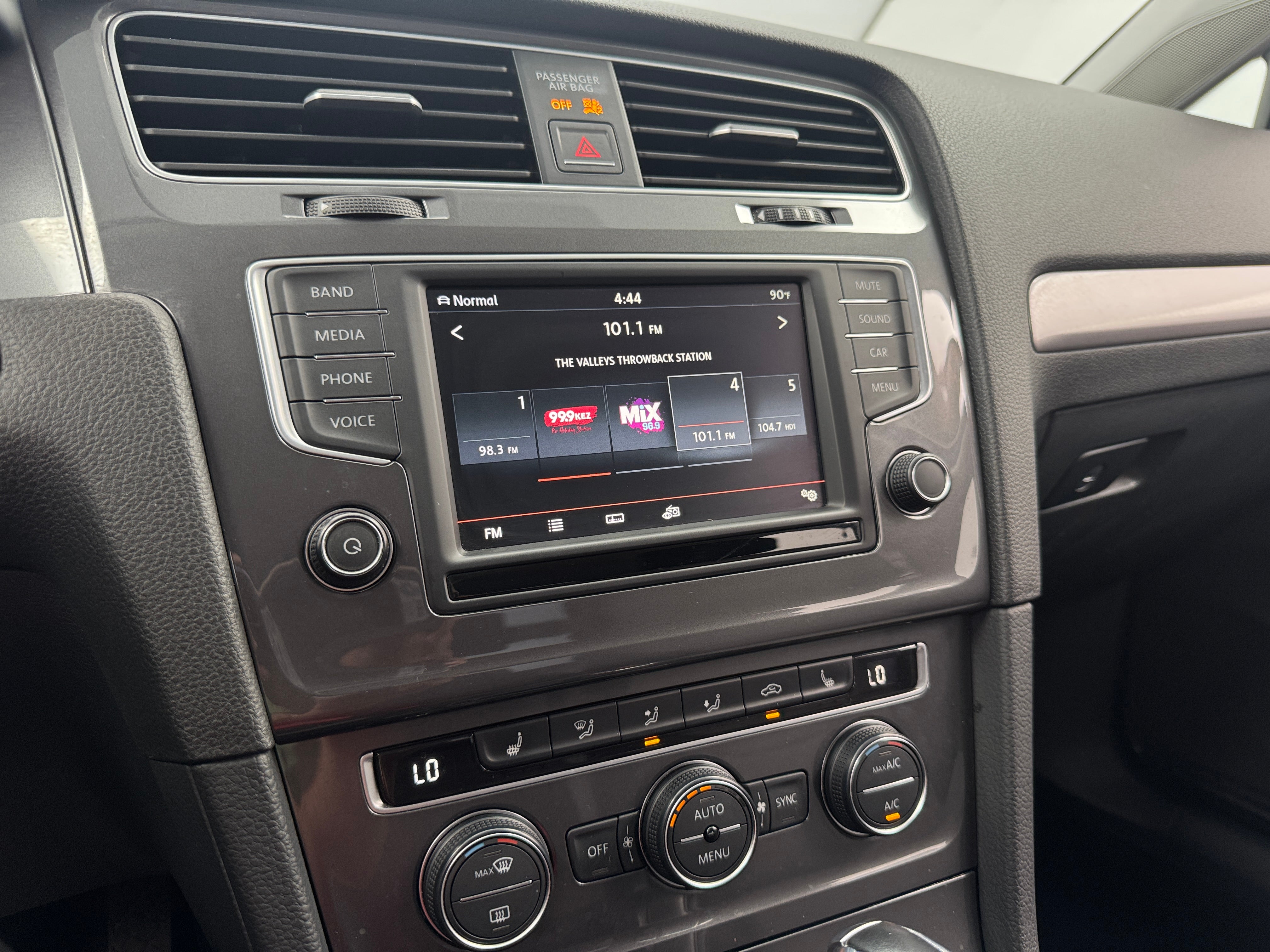 Thumbnail: 2016 Volkswagen e-Golf - 4