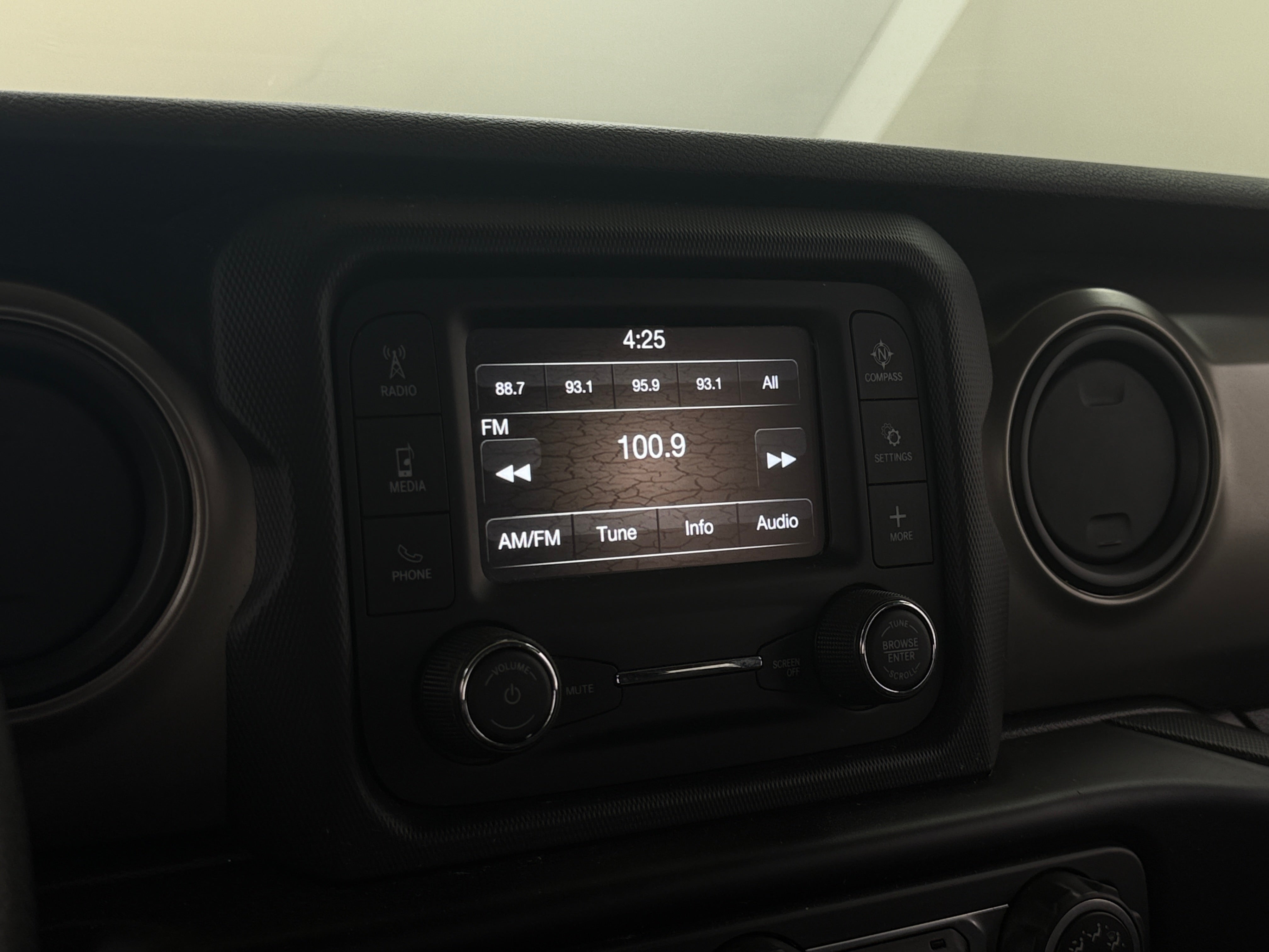 2020 Jeep Wrangler Sport 3