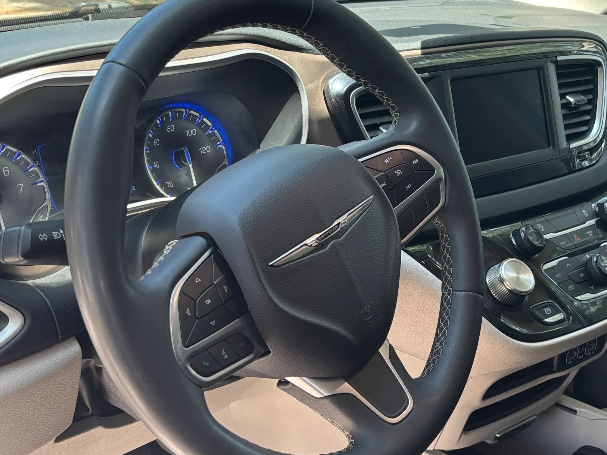 2023 Chrysler Voyager LX 4