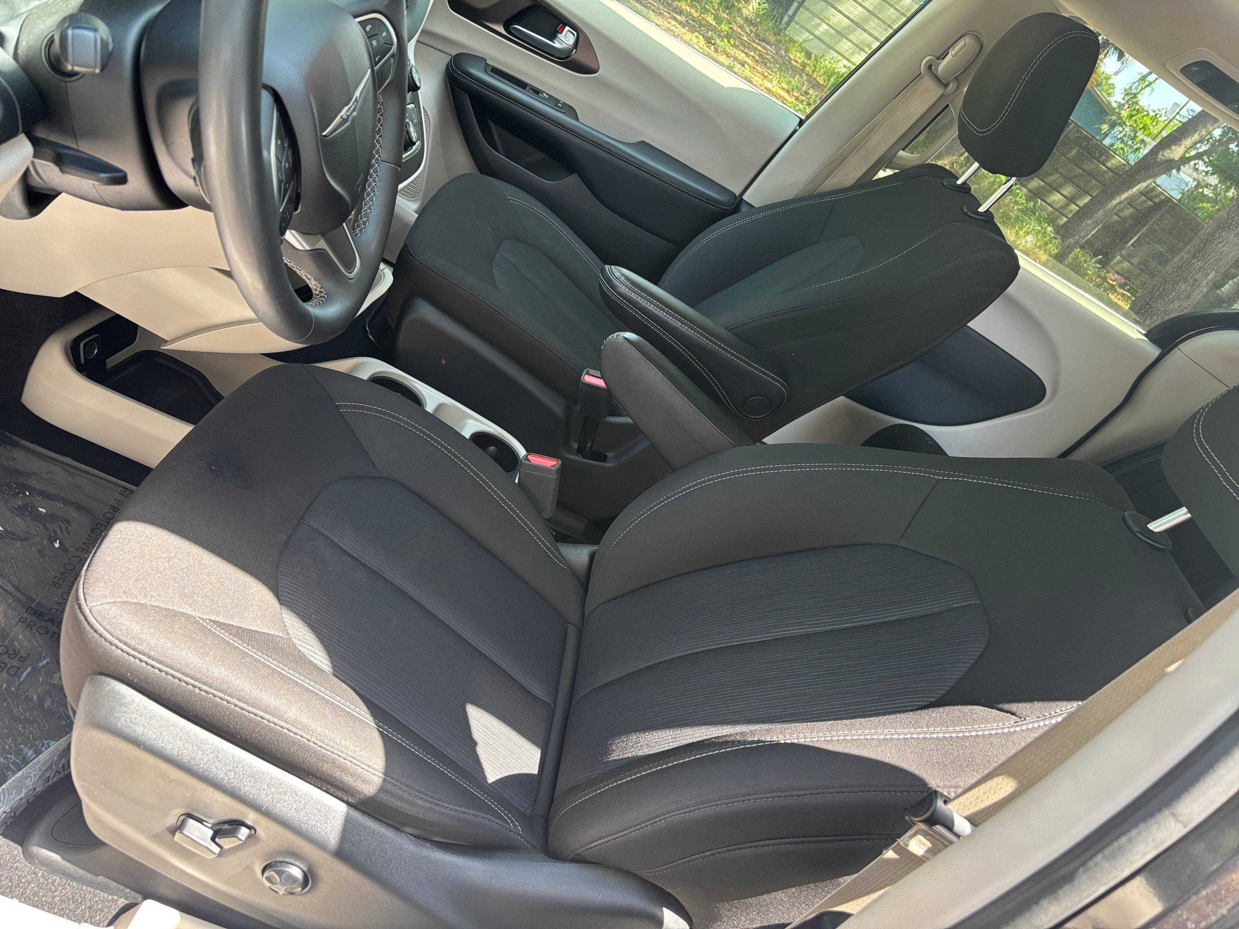 2023 Chrysler Voyager LX 2