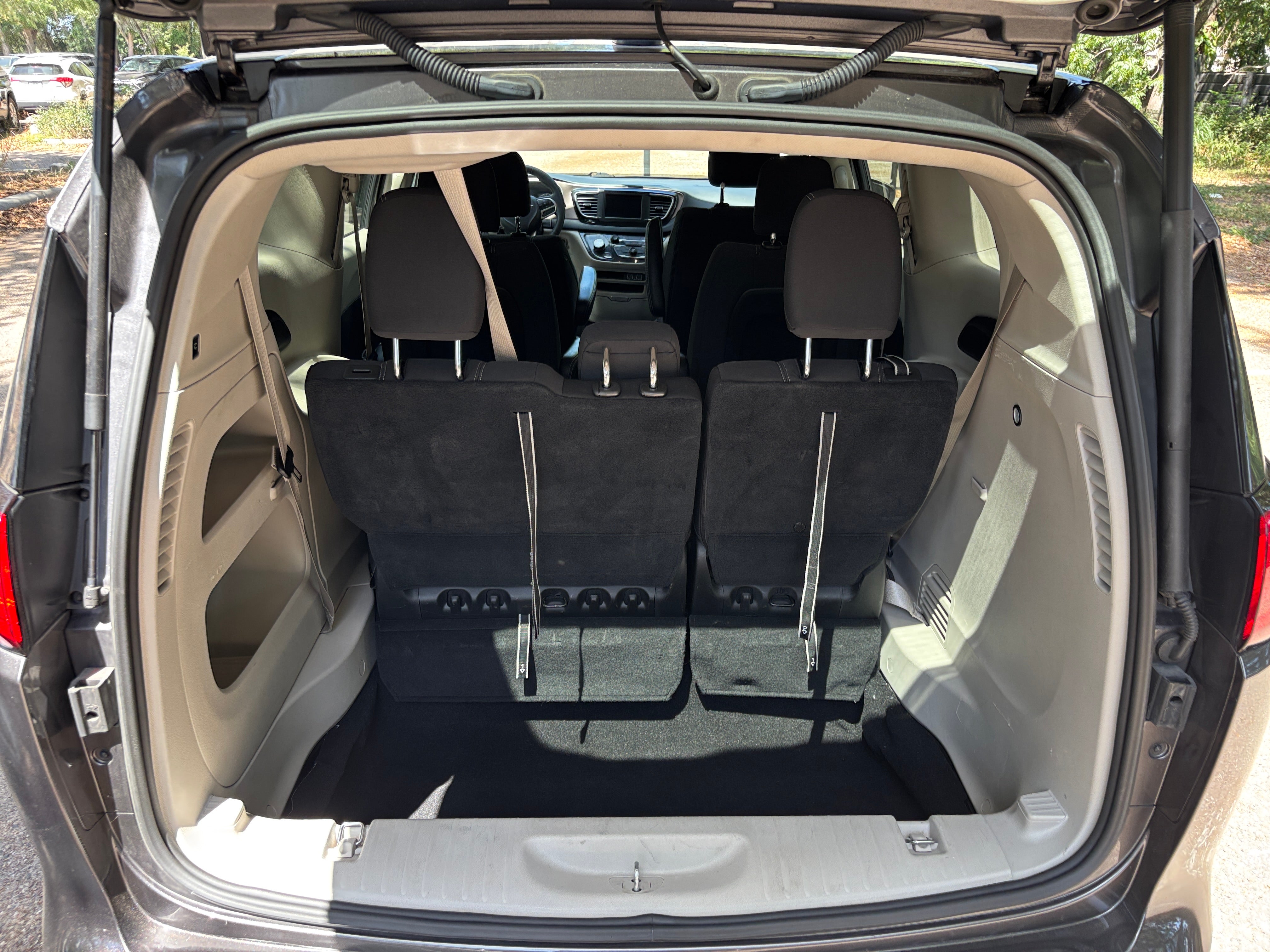 2023 Chrysler Voyager LX 6