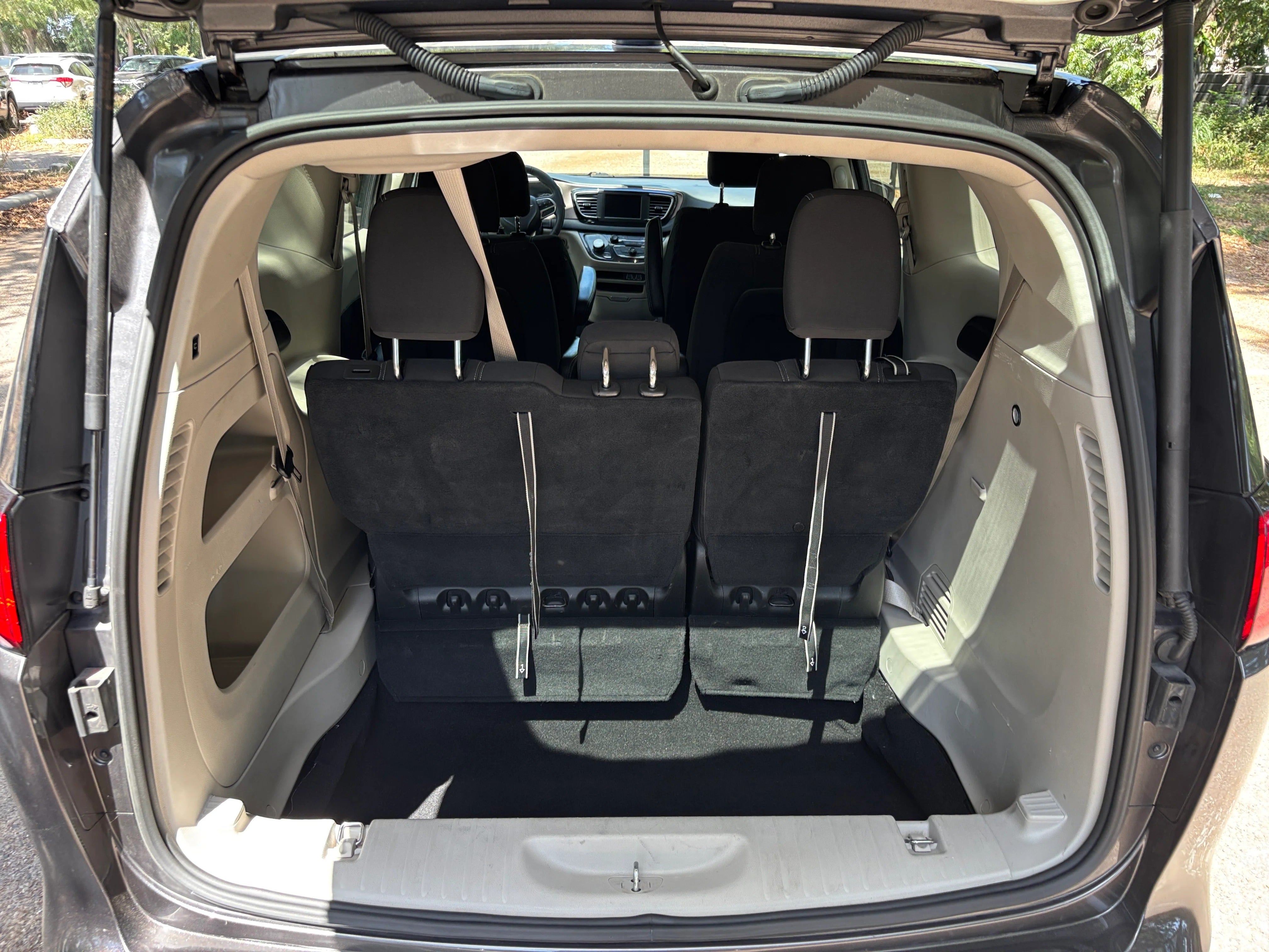 2023 Chrysler Voyager LX 5