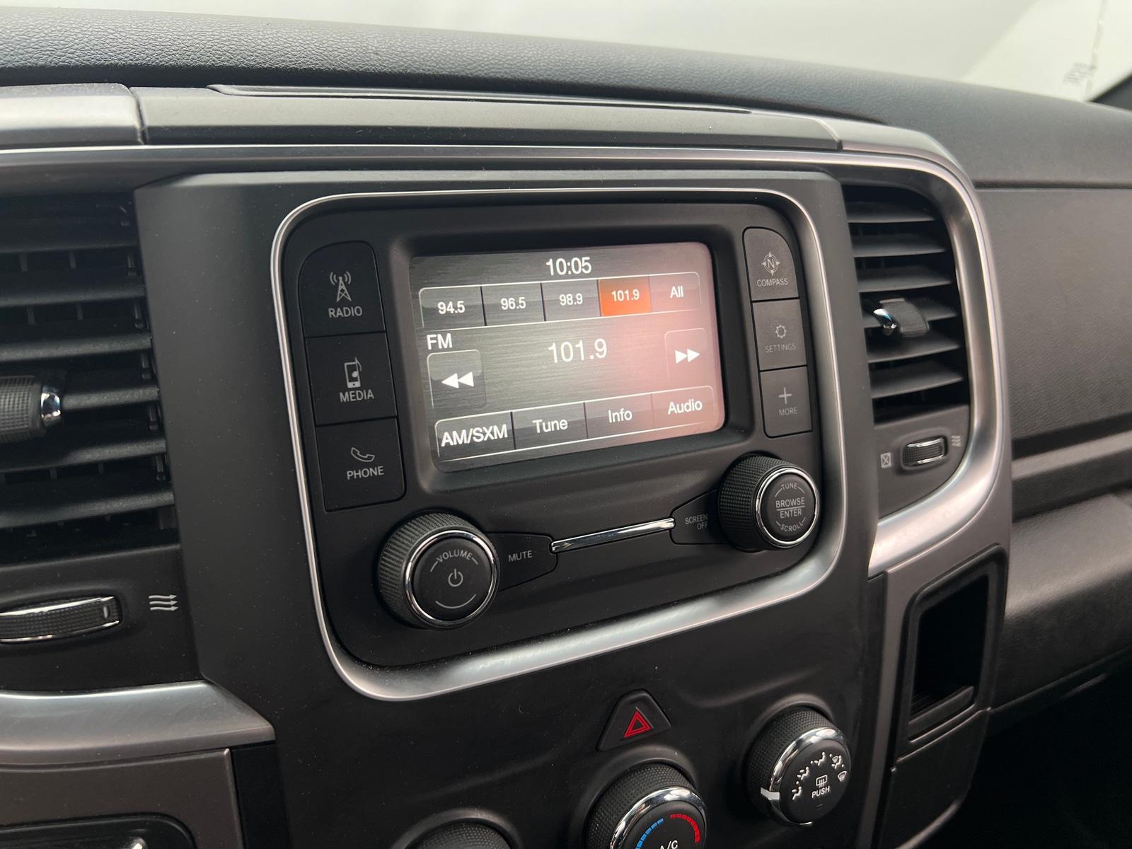 Thumbnail: 2022 RAM 1500 Classic - 4