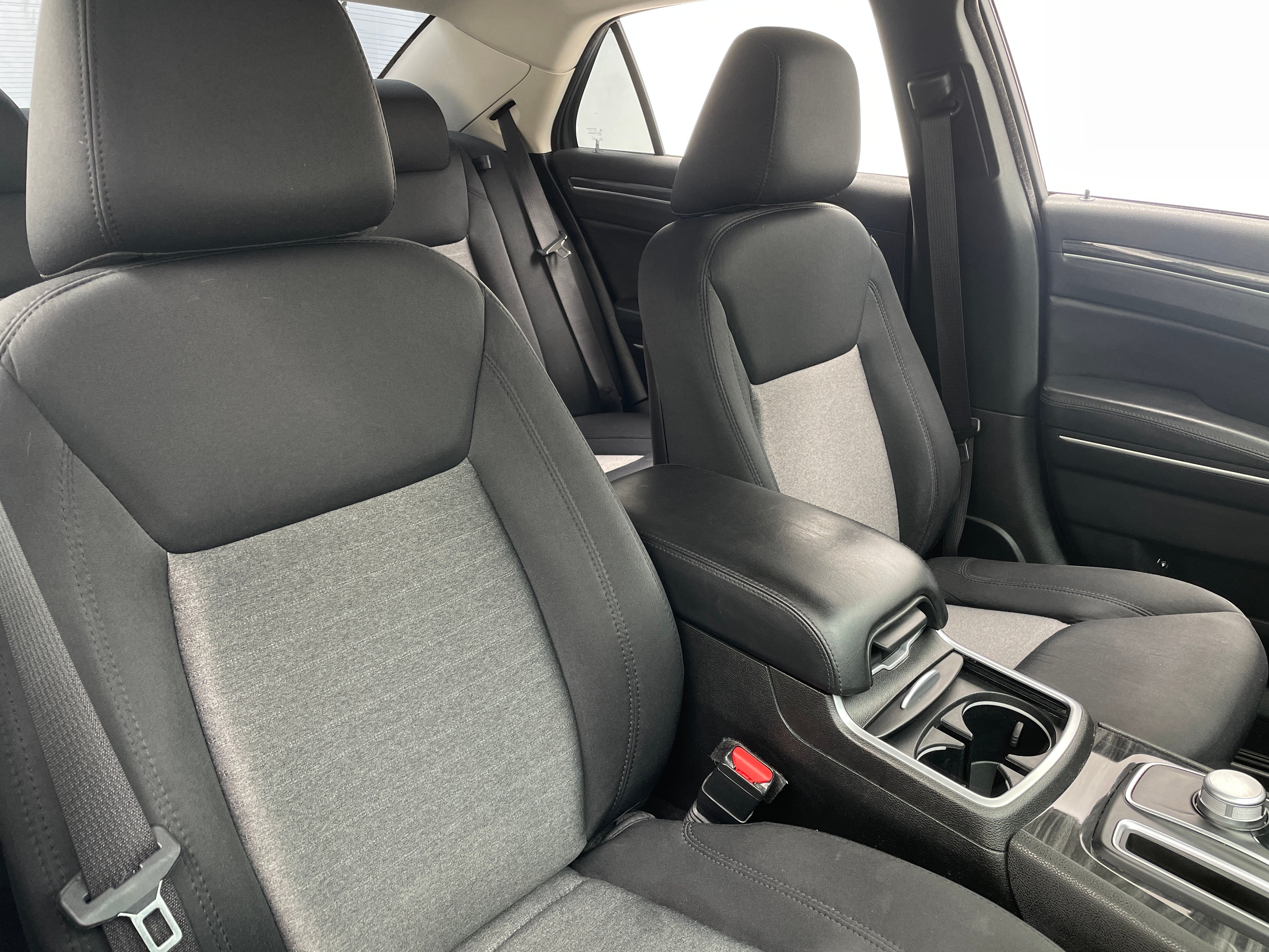2019 Chrysler 300 Touring 2