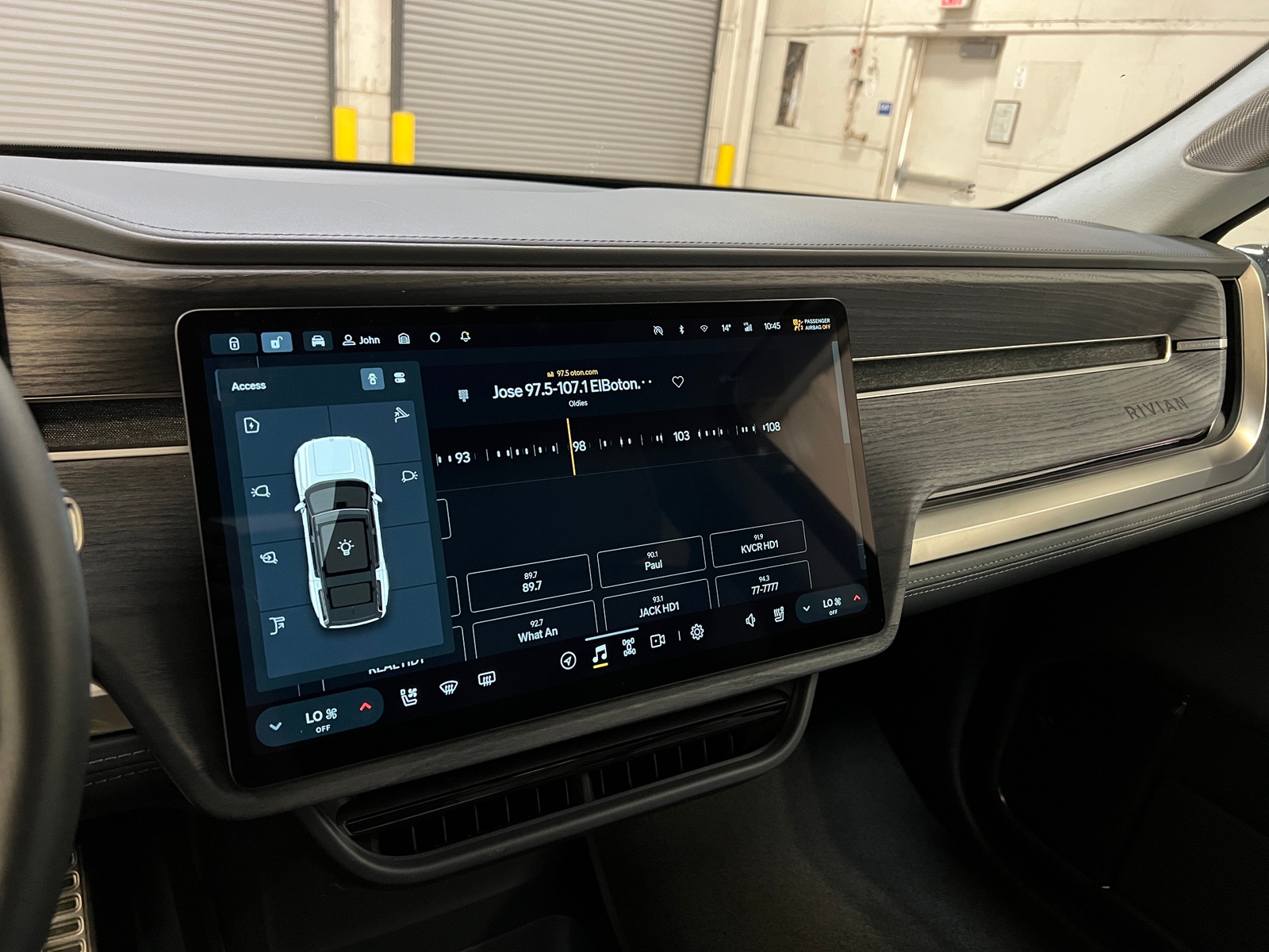 Thumbnail: 2023 Rivian R1S - 3
