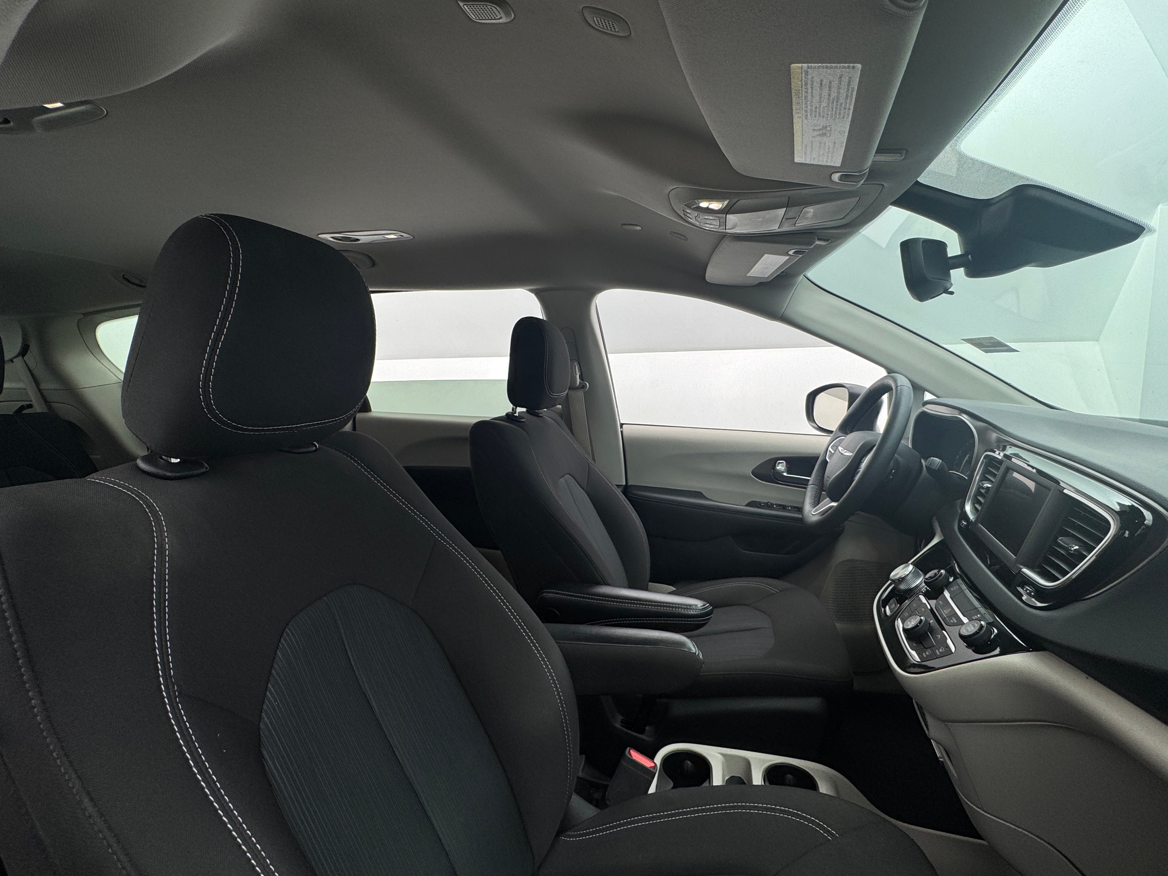 2024 Chrysler Voyager LX 2