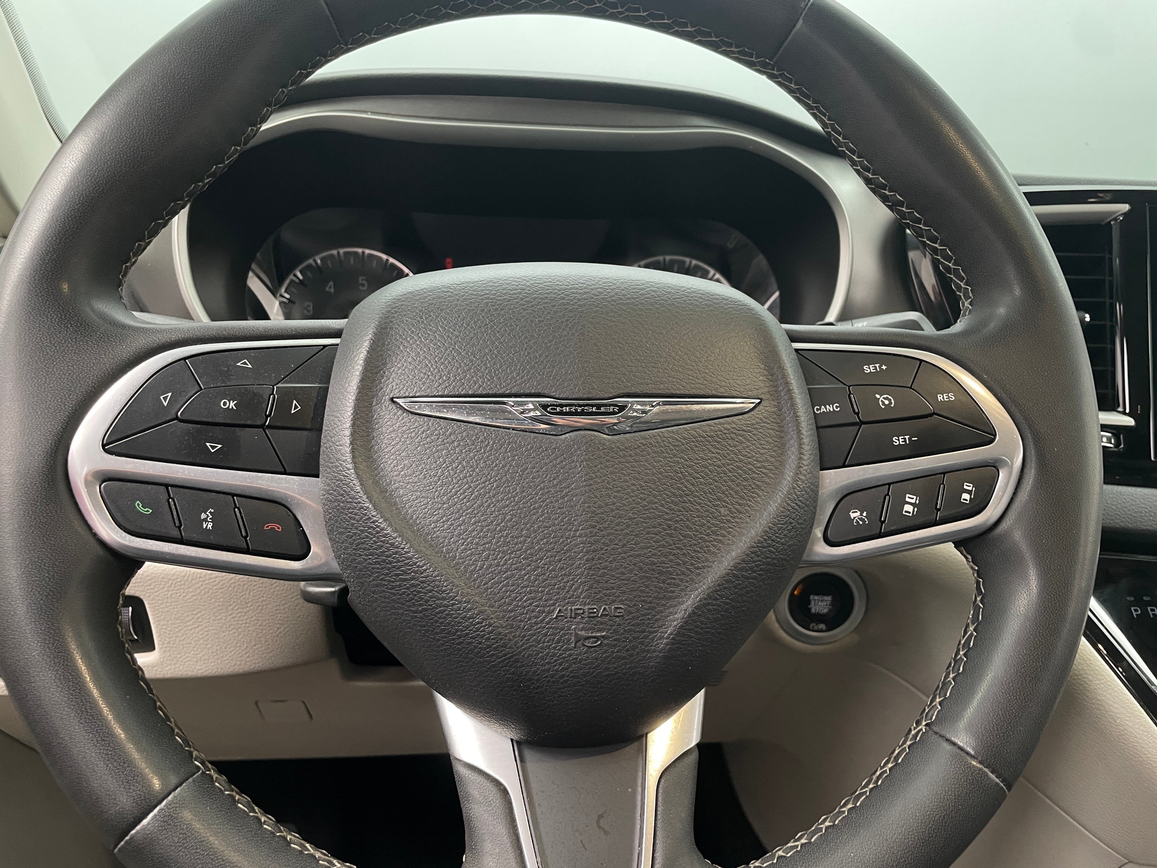 2023 Chrysler Pacifica Touring L 4
