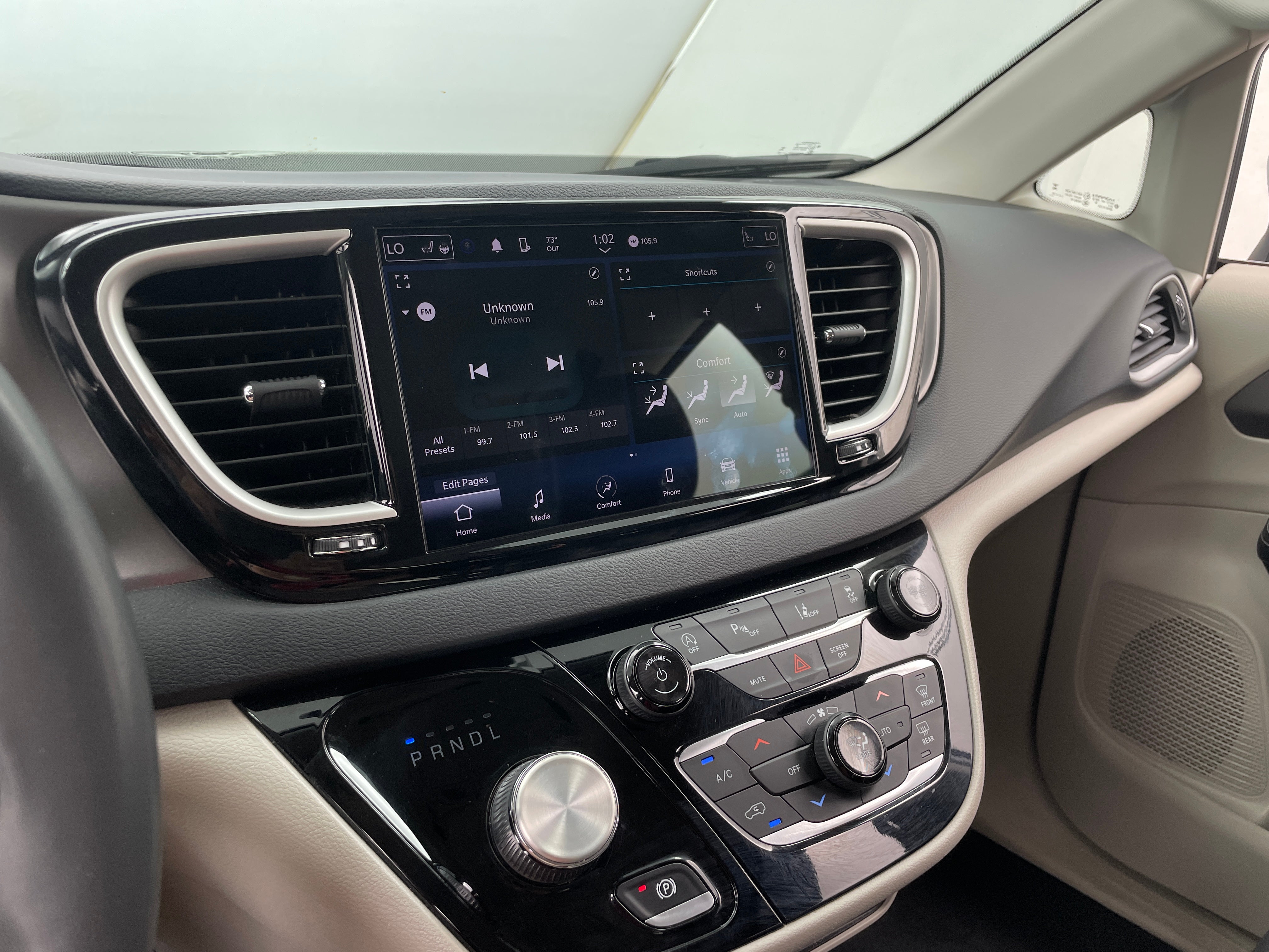 2023 Chrysler Pacifica Touring L 3