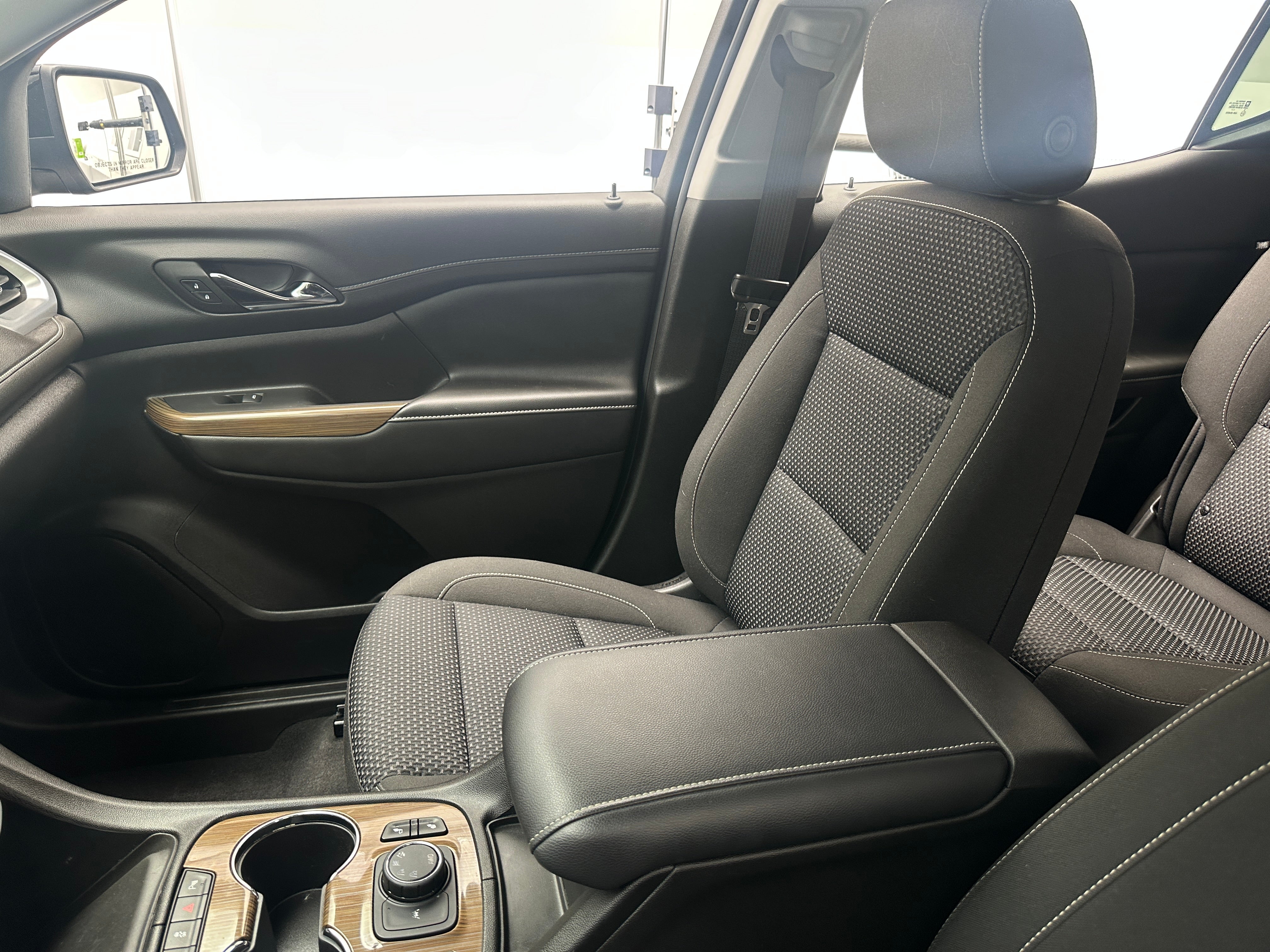 2023 GMC Acadia SLE 2