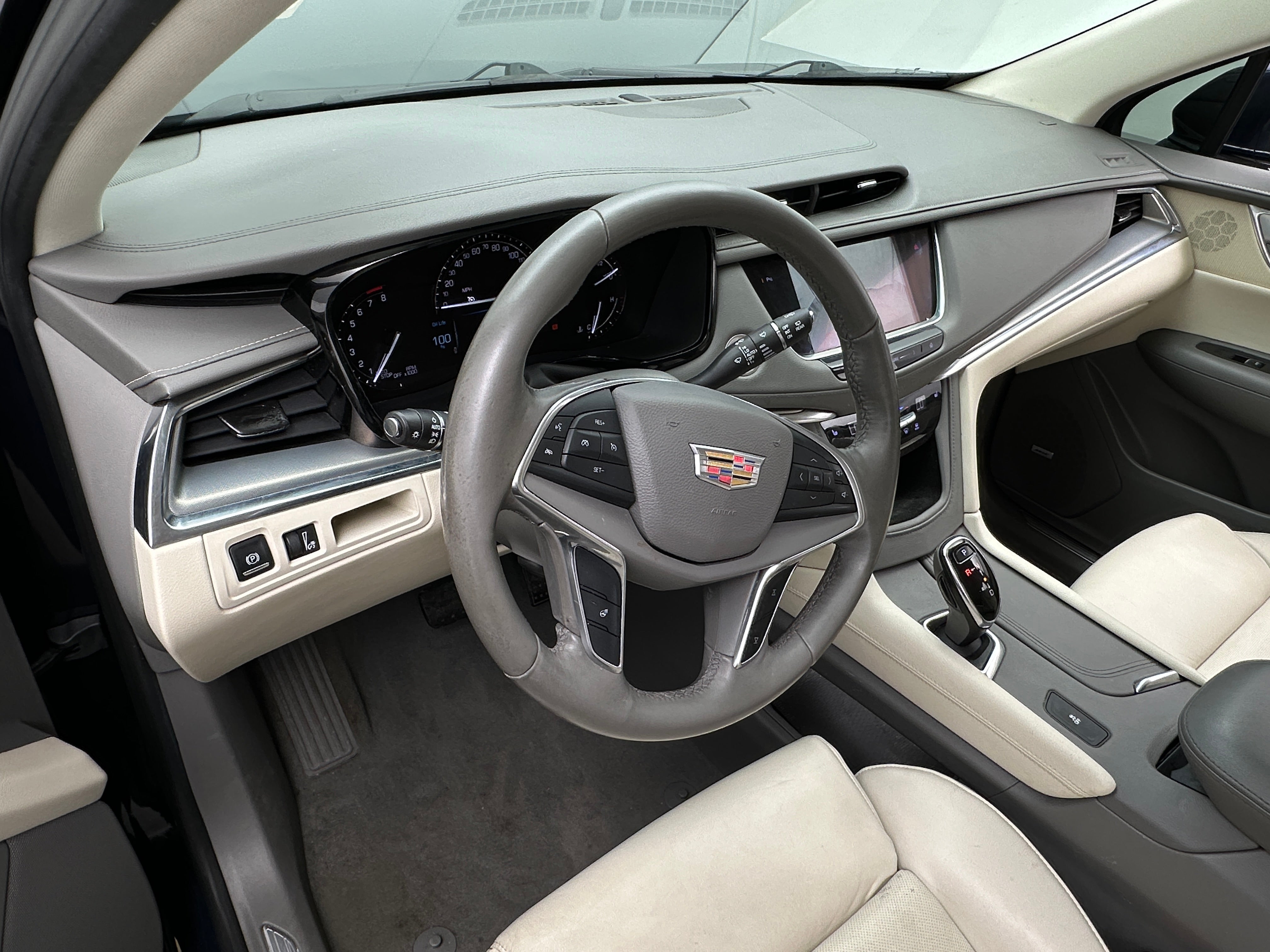 2017 Cadillac XT5 Luxury 2