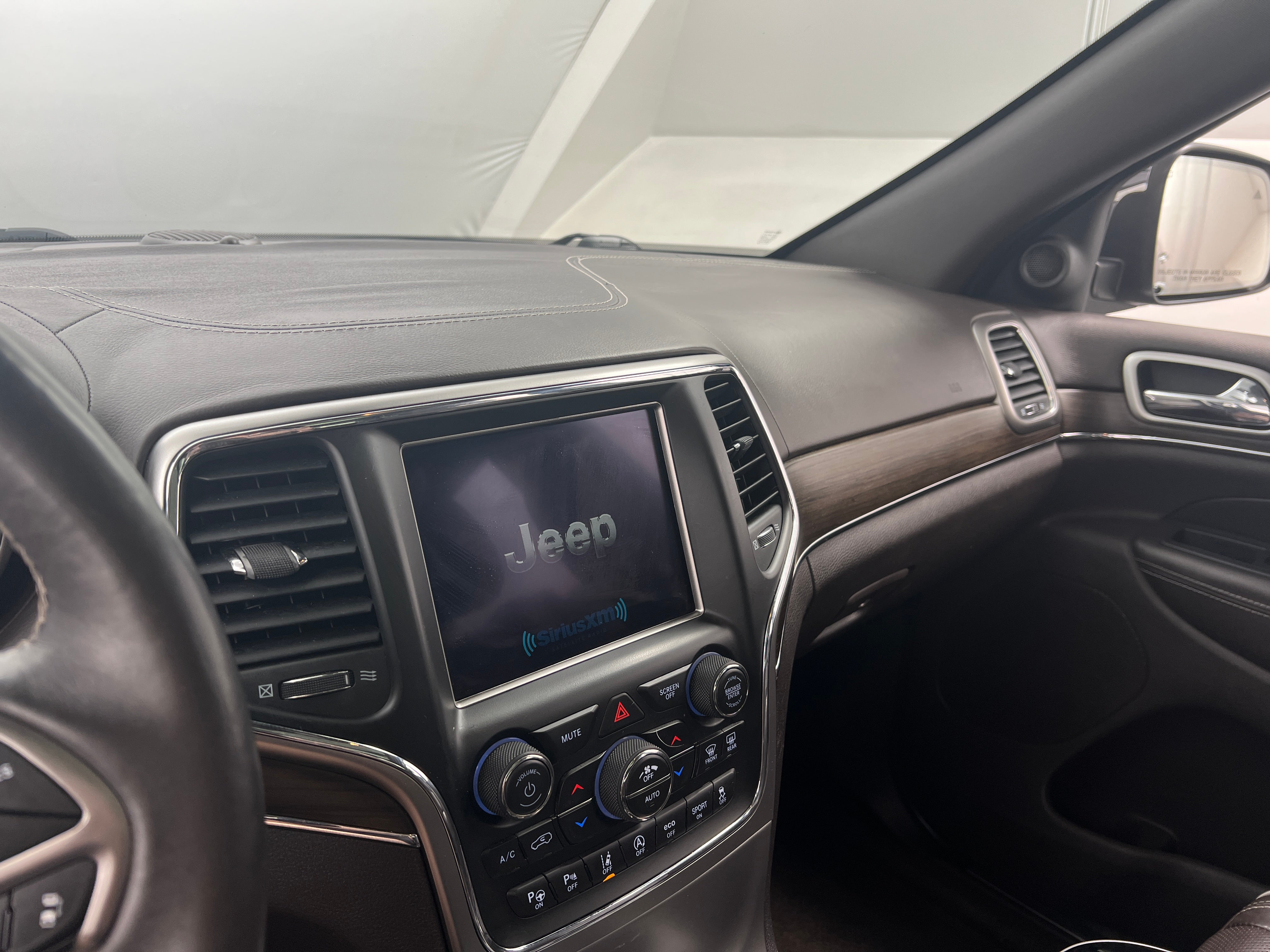 2018 Jeep Grand Cherokee Overland 3