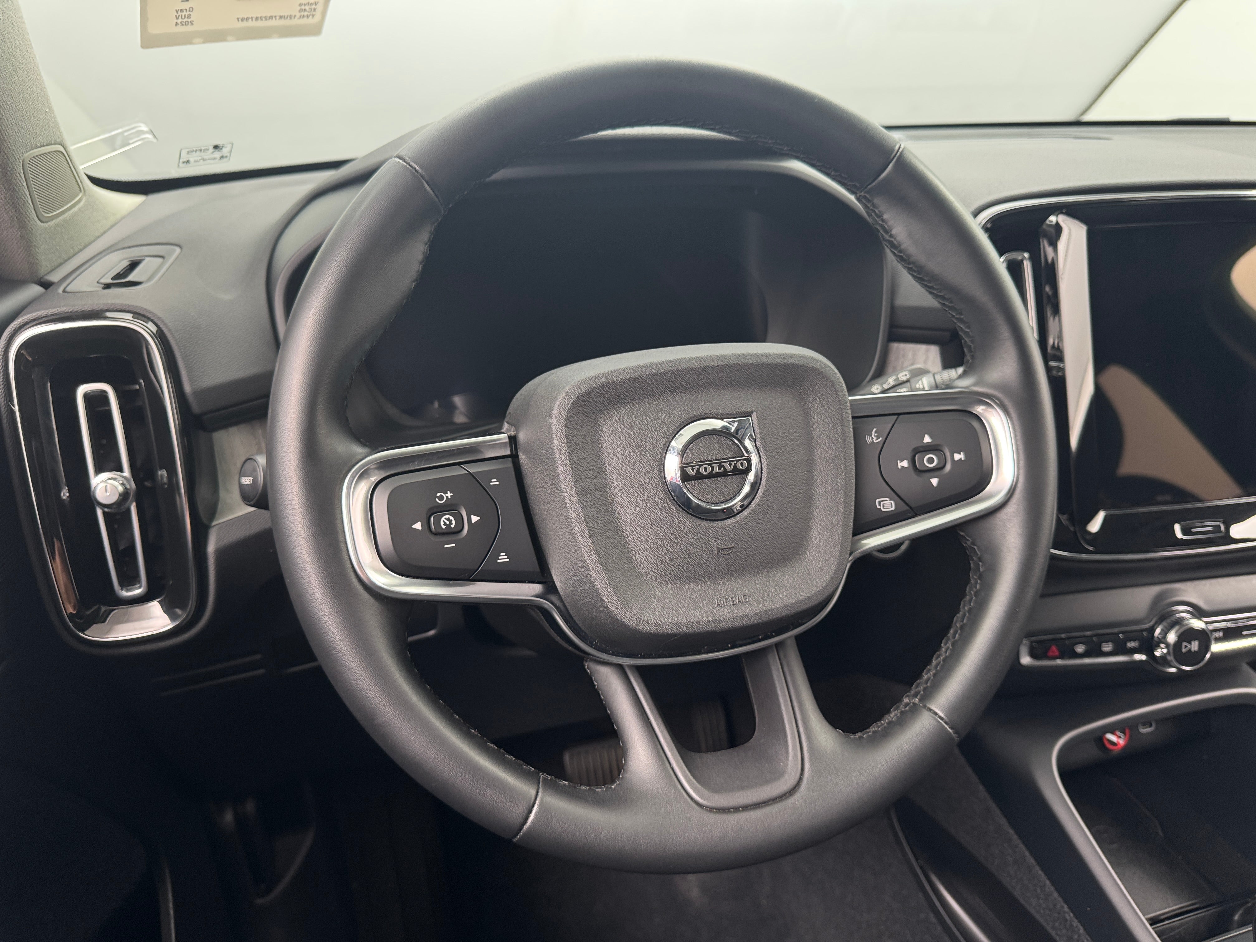 2024 Volvo XC40 B5 Core 4
